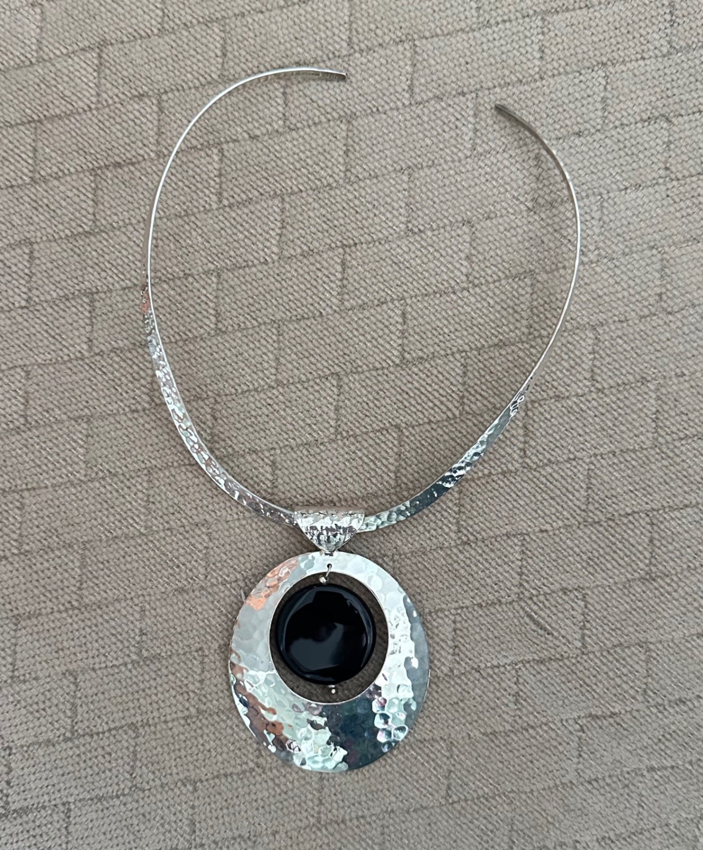 Sterling collar necklace with onyx pendany