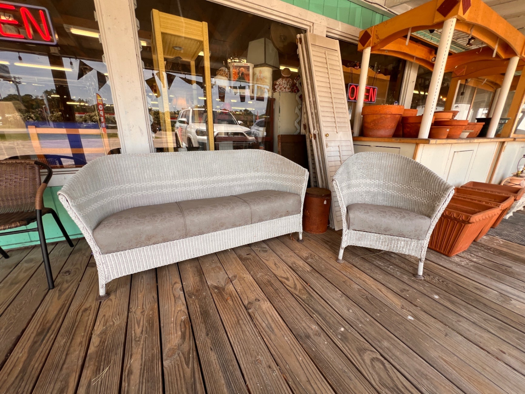 Furniture Beige and white Wicker and fabric JCL