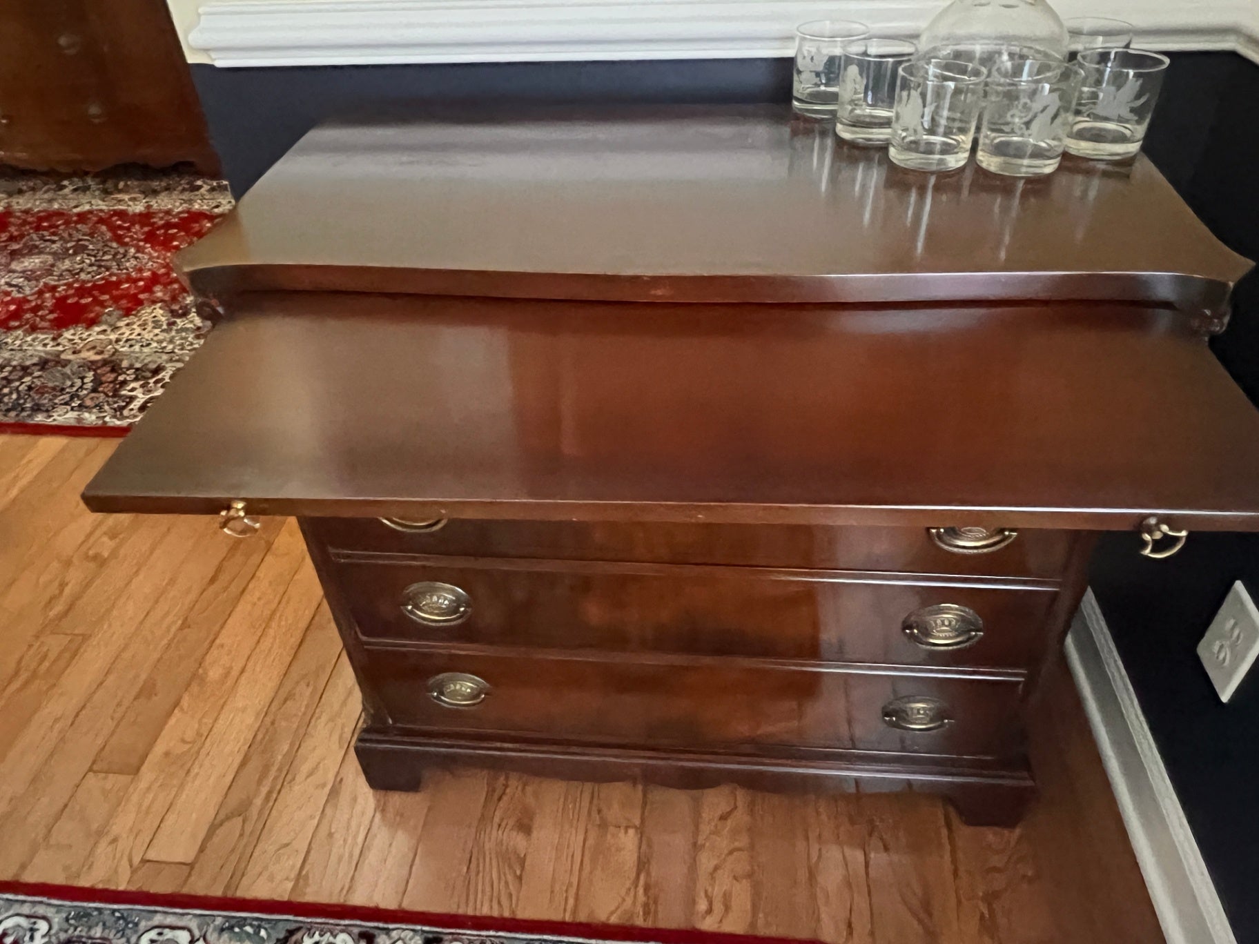 Vintage Mahogany Bachelor's Chest w/ Pull-Out Tray & Brass Hardware