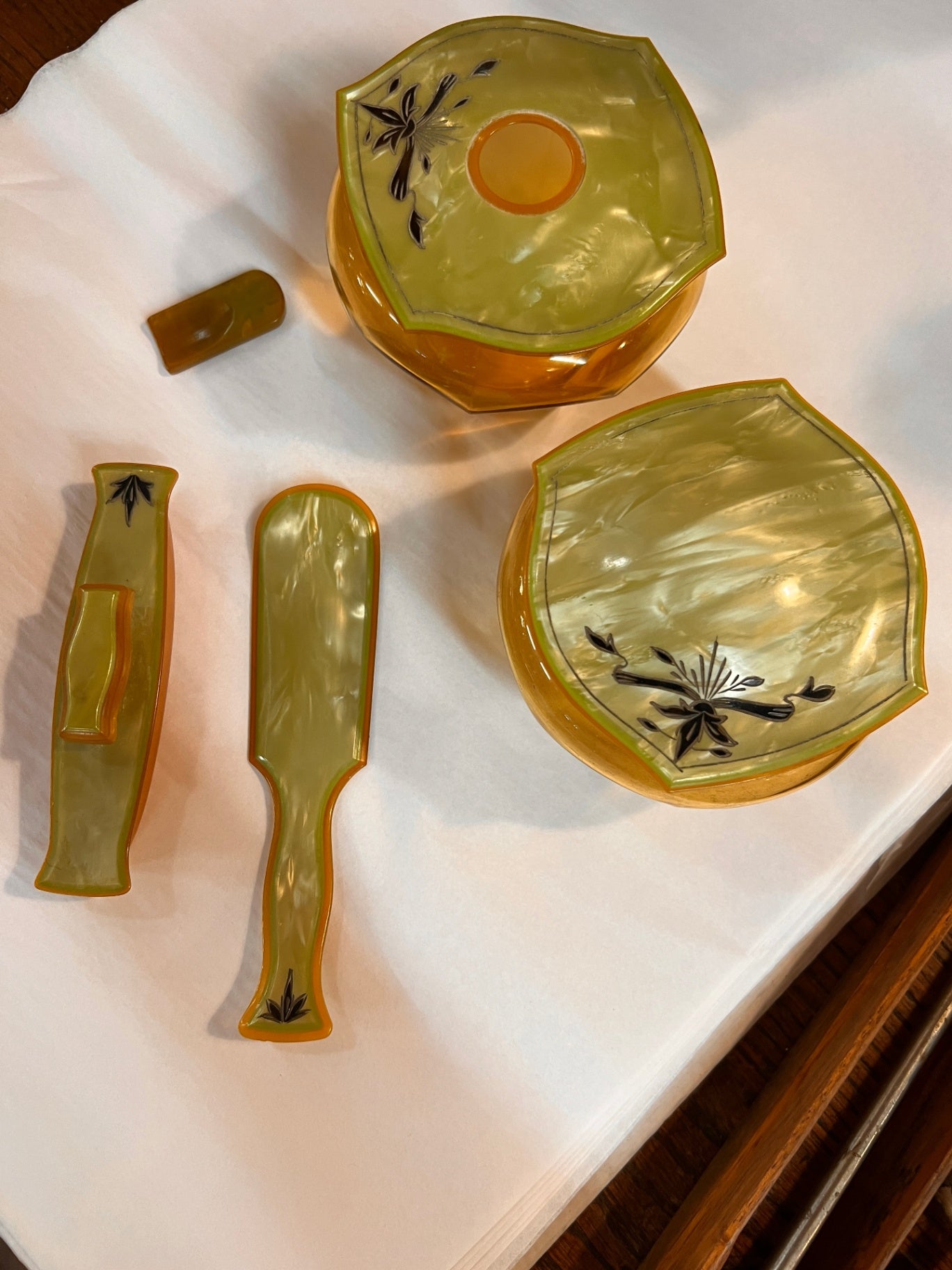 1930s Art Deco Butterscotch & Apple Juice Bakelite Vanity Dresser Set – 5-Piece