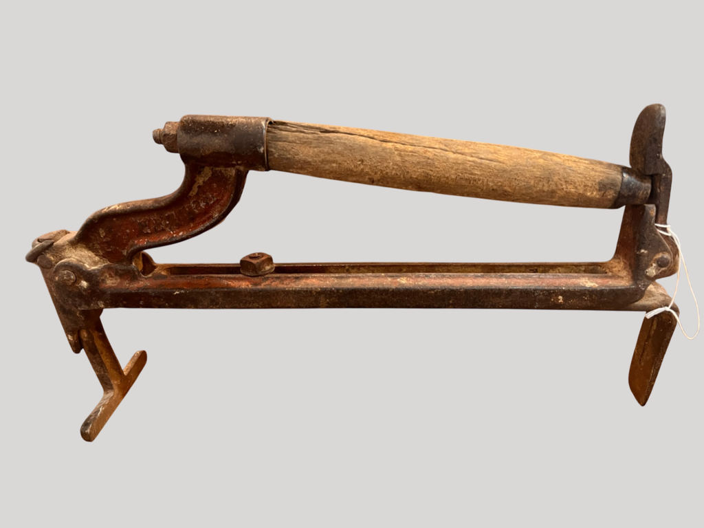 Antique Cast Iron Brick Carrier Tongs – Early 20th Century Mason’s Tool