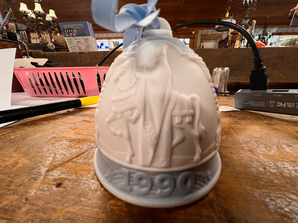 Llardo Cream/Beige Resin Christmas Ornament 1990