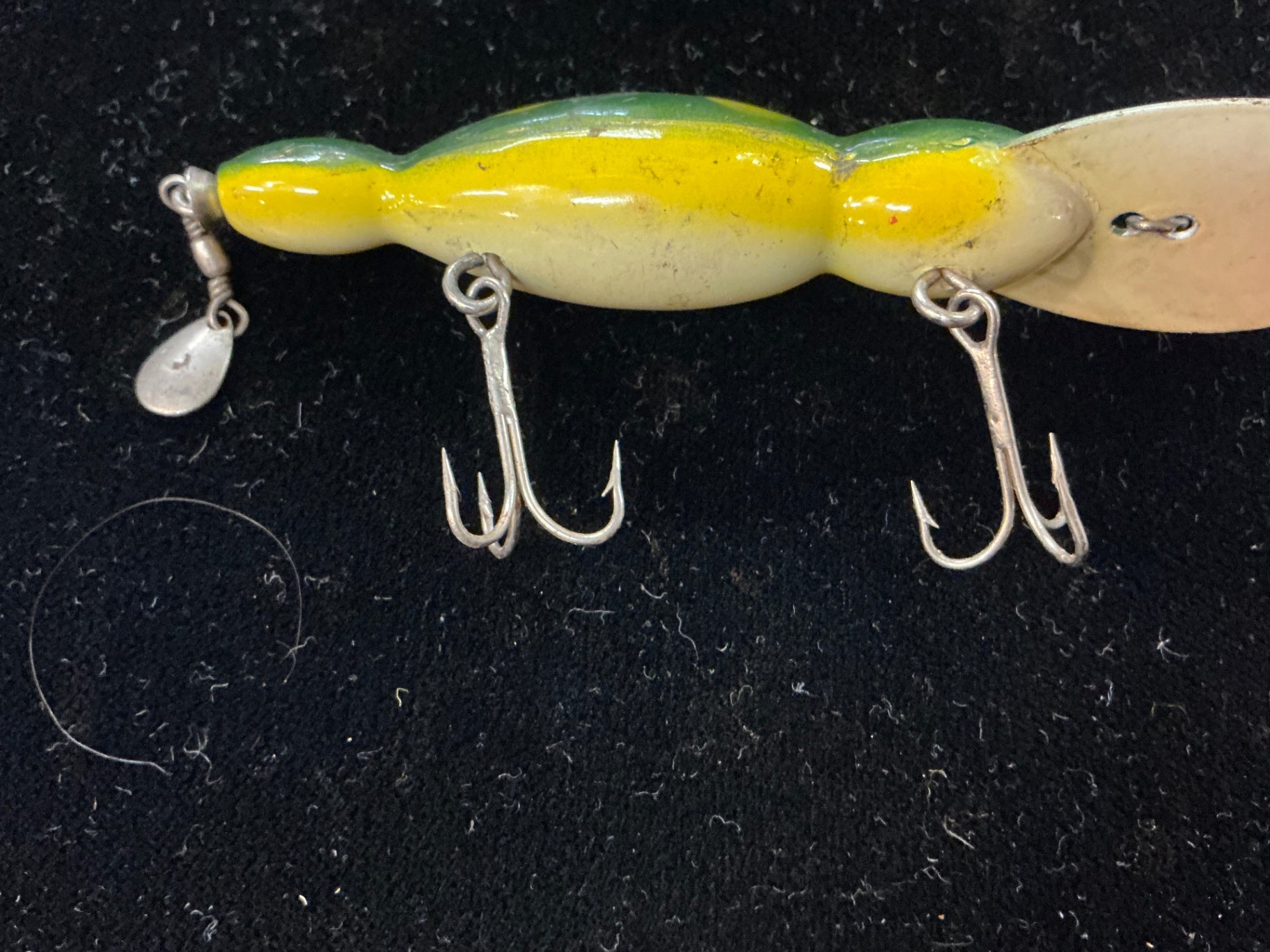 Vintage Wooden Diver Lure – Green/Yellow Frog Pattern with Metal Tail Spinner