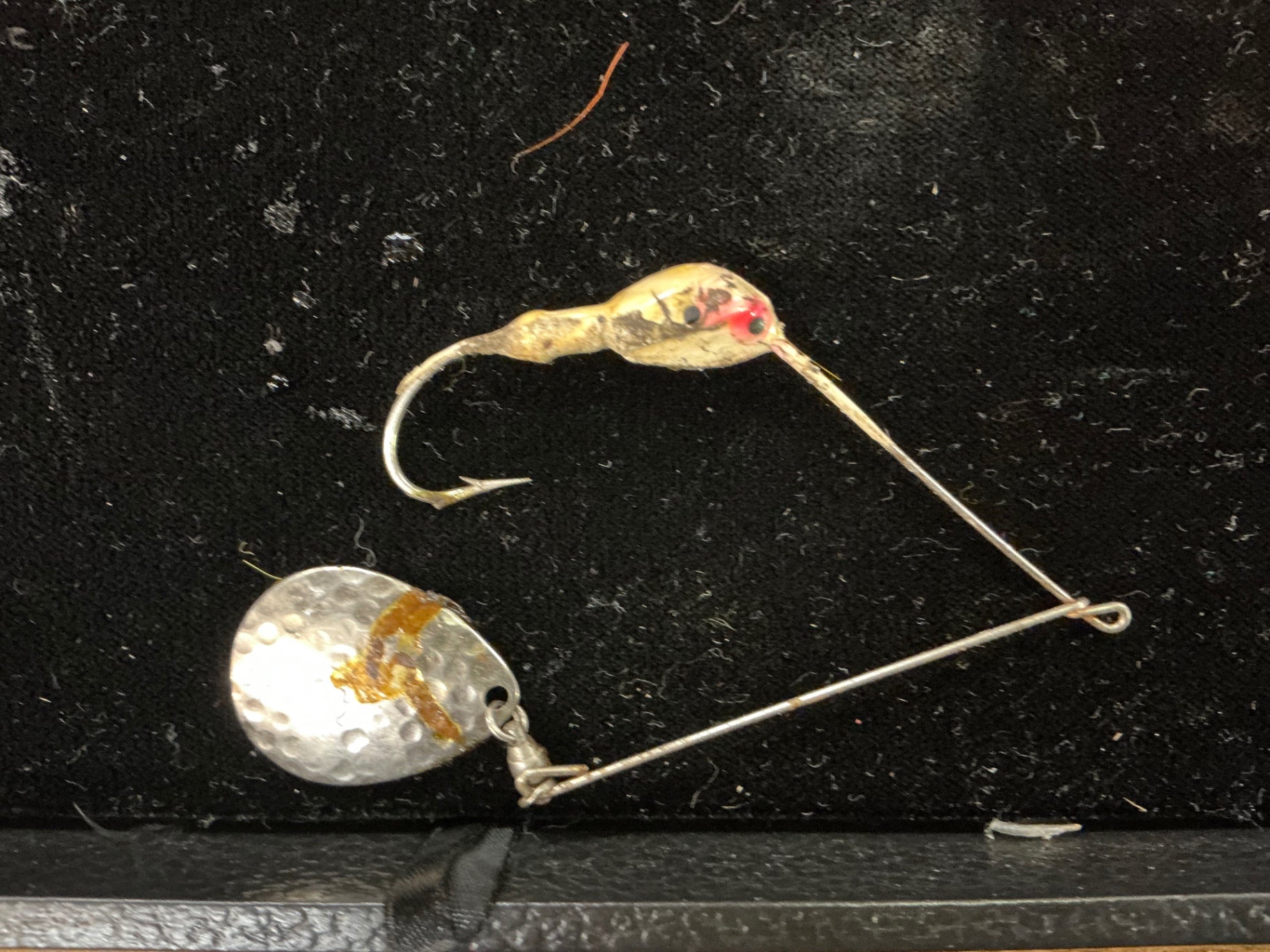 Vintage Safety-Pin Spinnerbait – Painted Jig Head with Hammered Colorado Blade