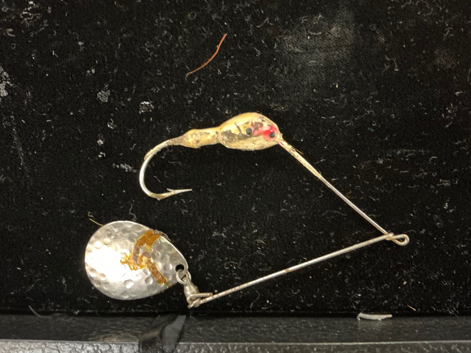 Vintage Safety-Pin Spinnerbait – Painted Jig Head with Hammered Colorado Blade