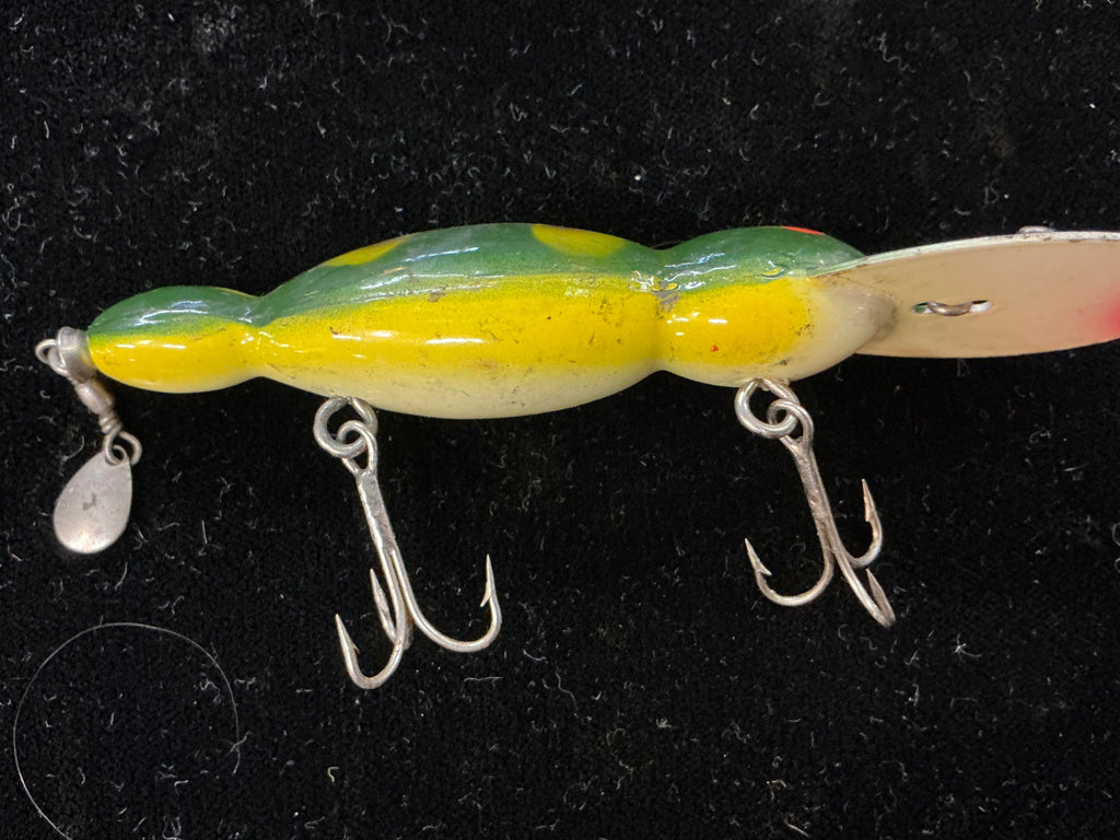Vintage Wooden Diver Lure – Green/Yellow Frog Pattern with Metal Tail Spinner