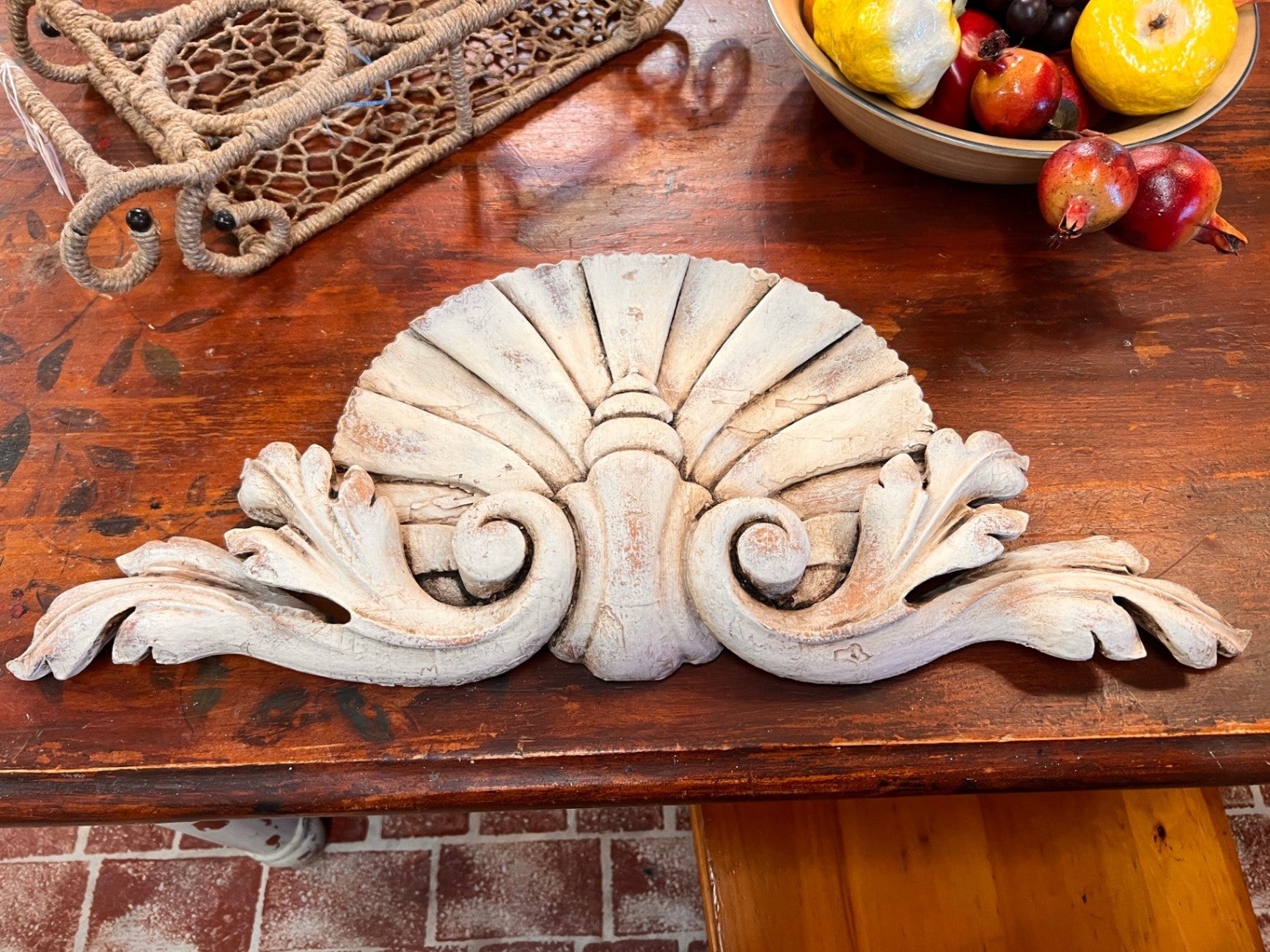 DA 7008-WB Carved Shell & Scroll Wall Appliqué – Boutique Wall Decor