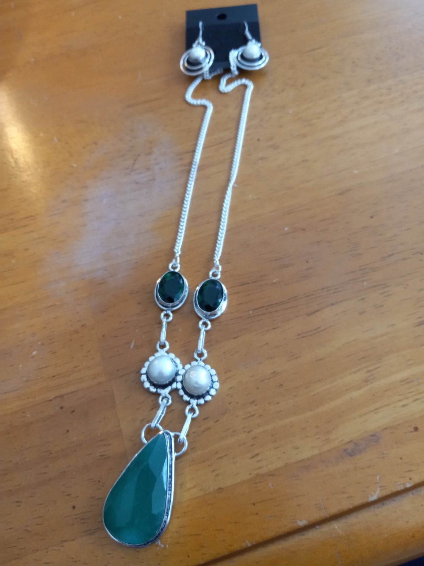 Green n pearl necklace n  earrings dsc 