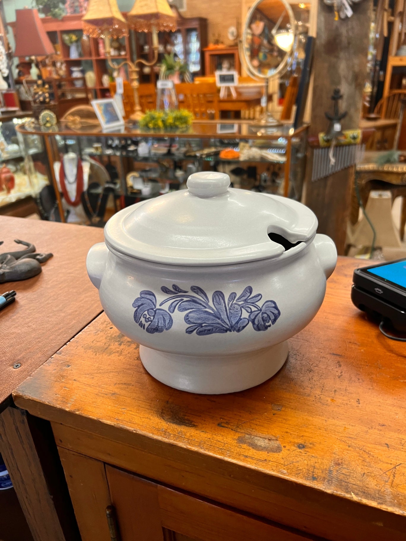 Yorktowne Soup Tureen / Casserole Server (with Ladle Slot Lid)