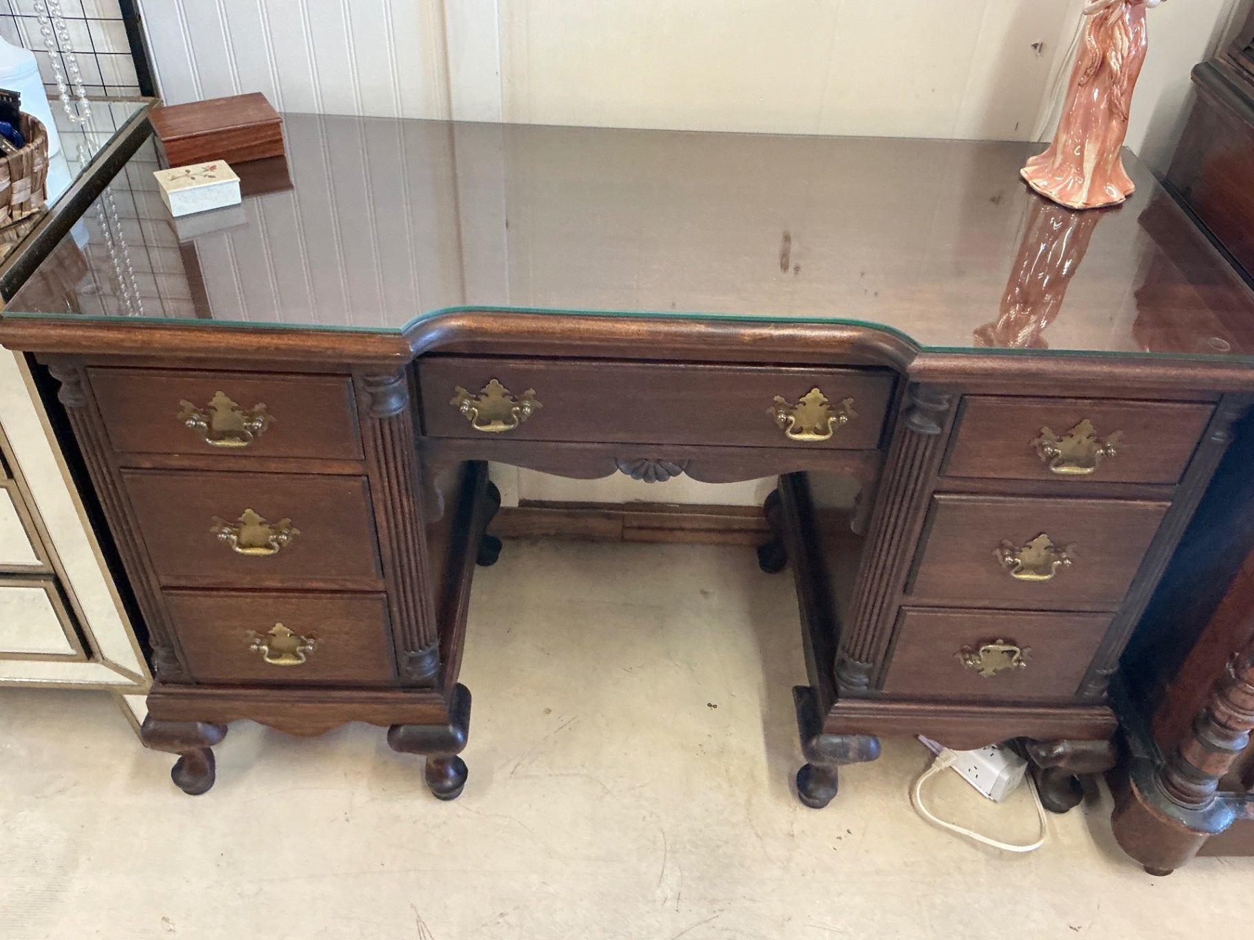 Vintage Queen Anne–Style Vanity Desk with Glass Top – Solid Wood, 6-Drawer Storage