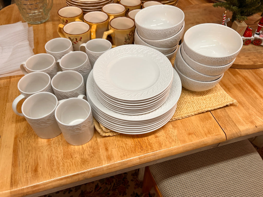 Pfaltzgraff Sylvia 32 Piece Dinnerware Set, Service for 8
