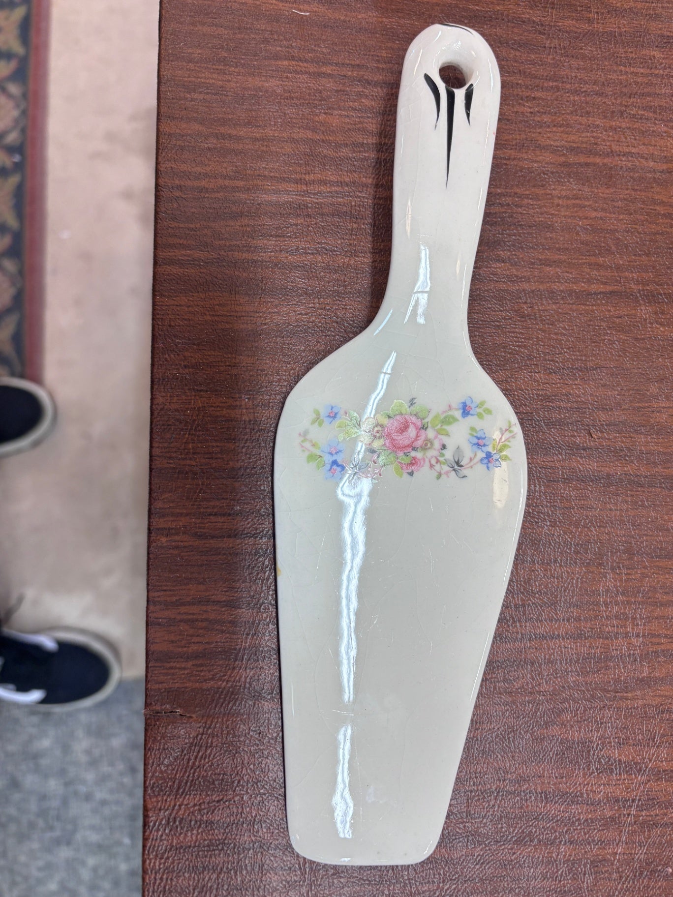 Vintage porcelain or ceramic cake/pie server