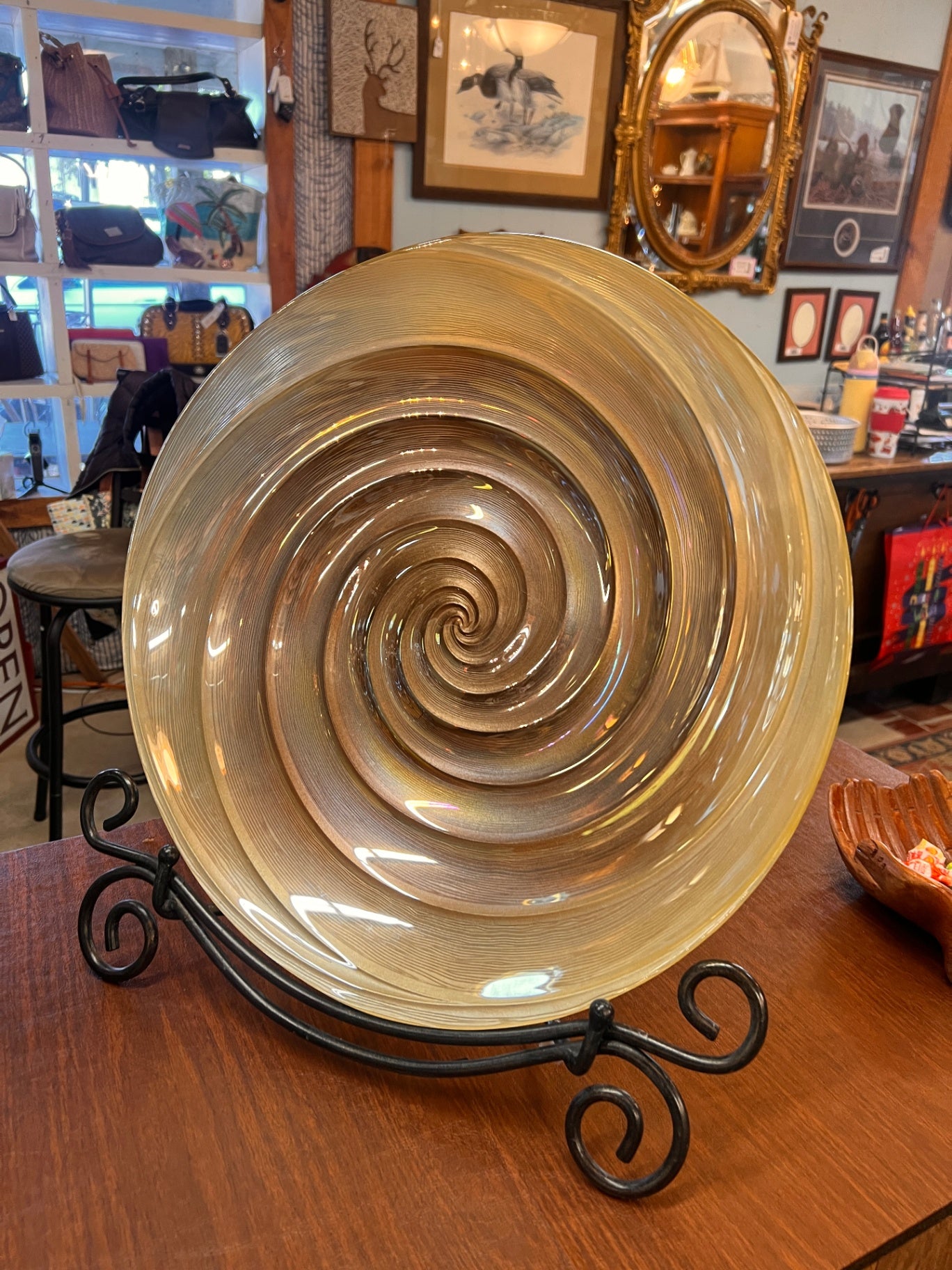 DECORATIVE BOWL PLATE CENTERPIECE BEAUTIFULLY MARKED SEASHELL GOLDEN SWIRLS