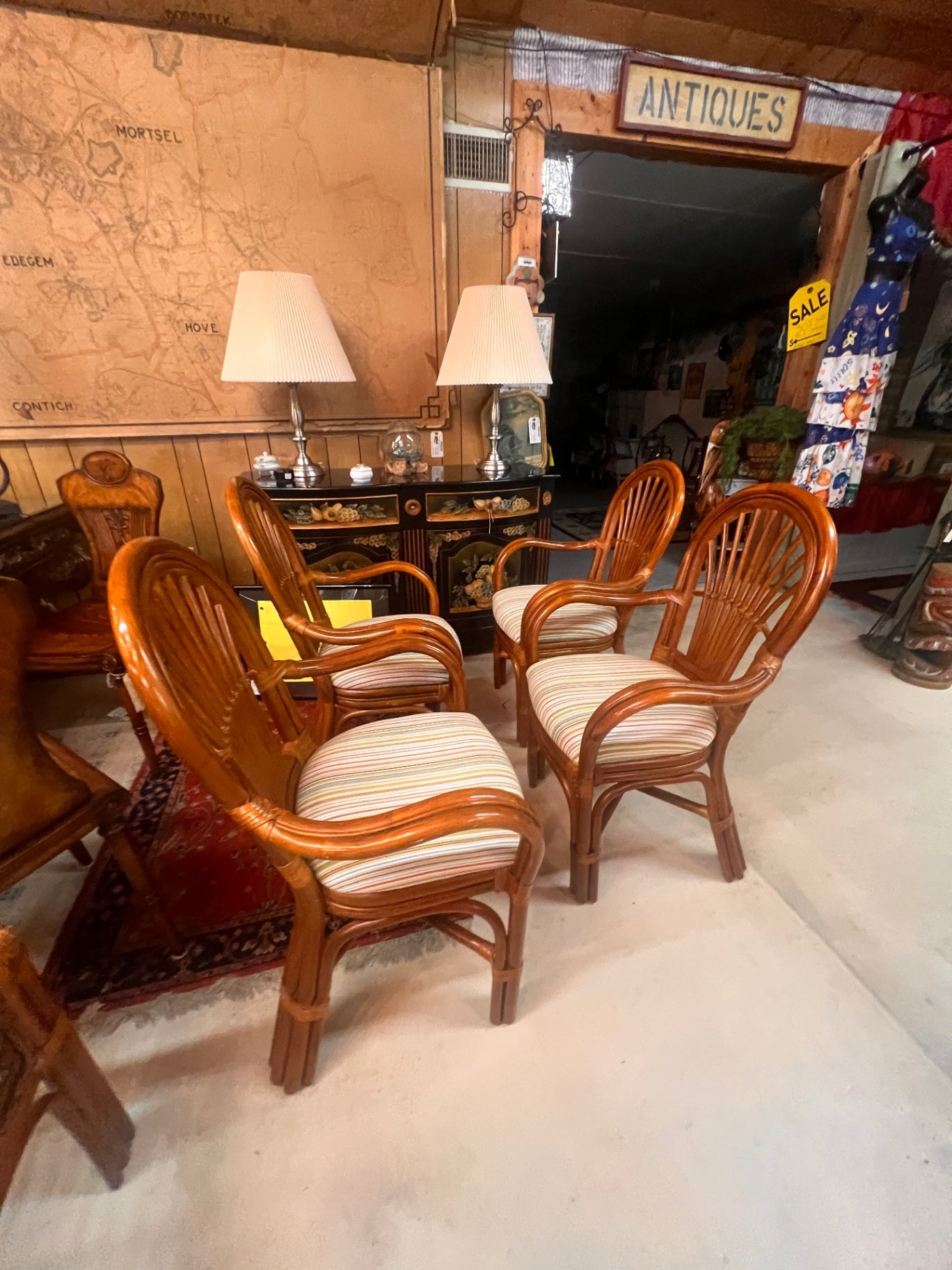 Set 0f 4 Rattan Chairs with Cuschions