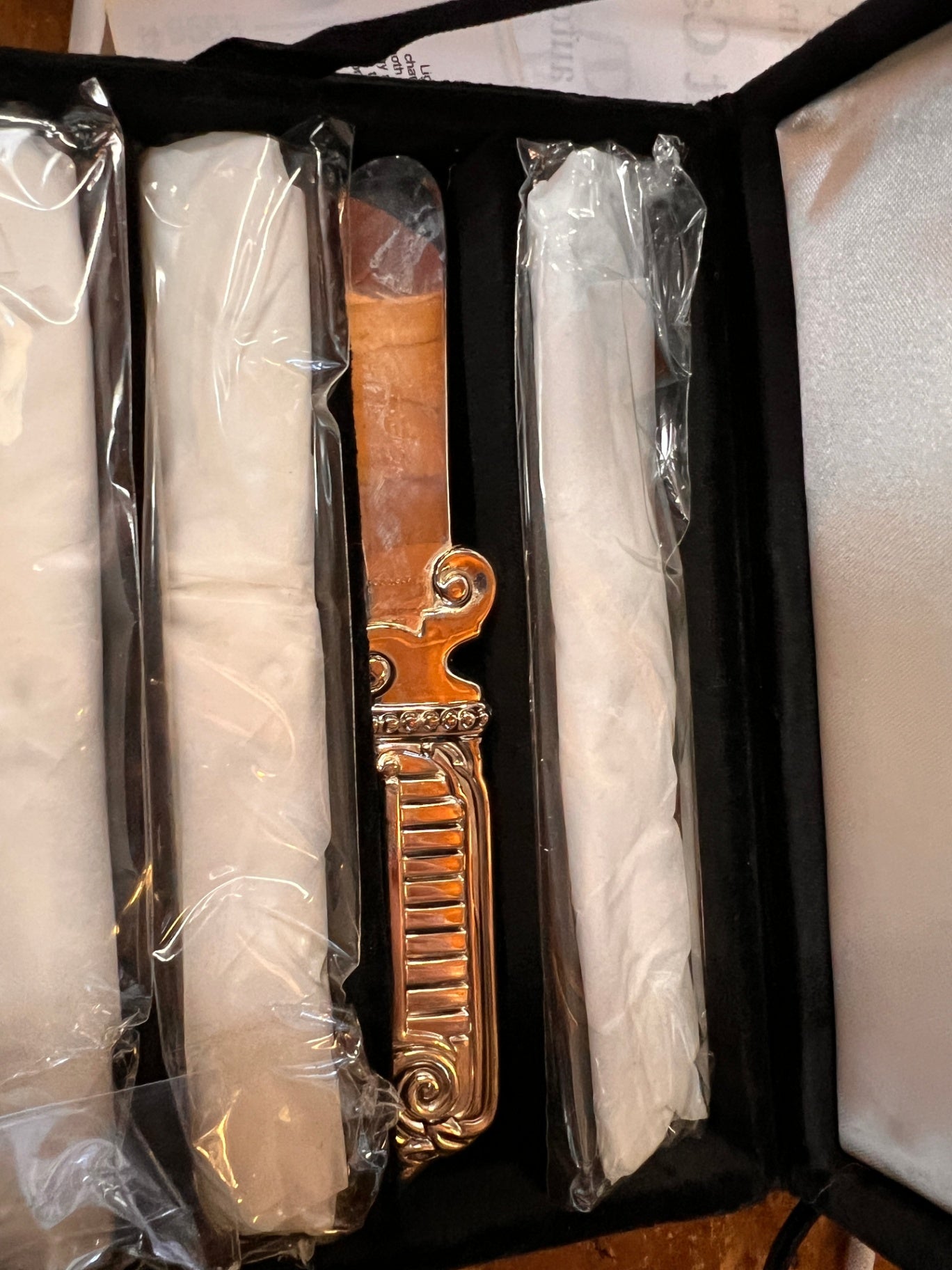 NIB FLAWLESS GODINGER For BOMBAY & COMPANY 4 KNIFE SPREADERS Renaissance Scroll