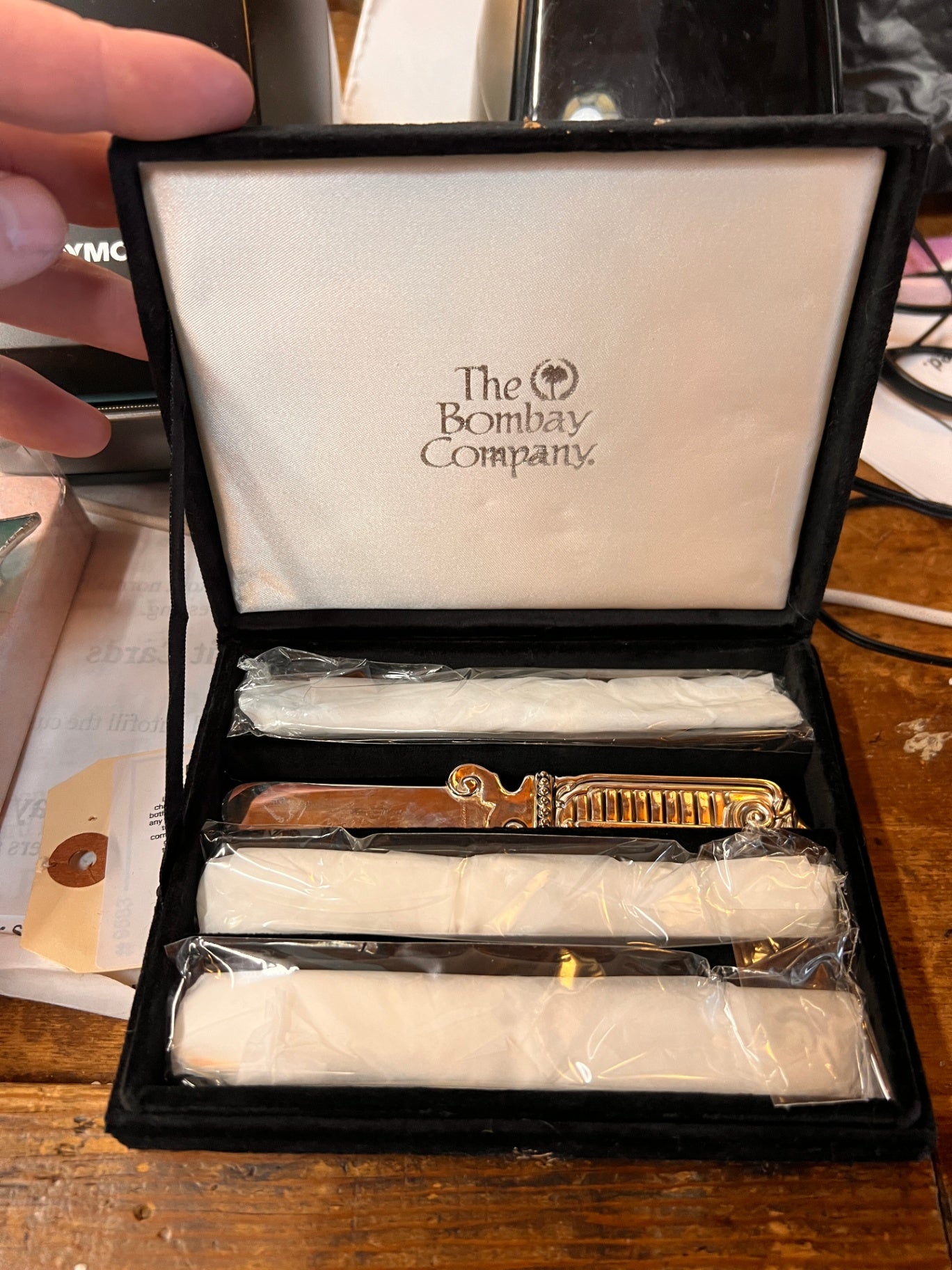 NIB FLAWLESS GODINGER For BOMBAY & COMPANY 4 KNIFE SPREADERS Renaissance Scroll