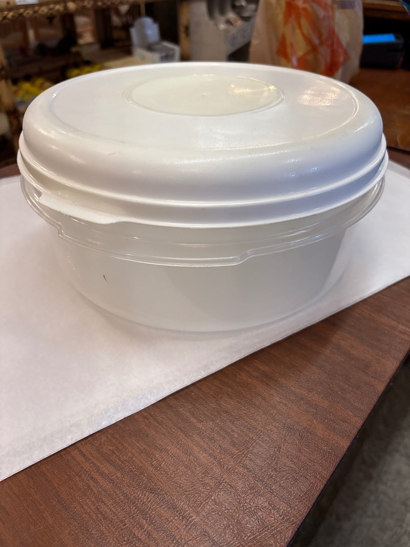 Round Tupperware with Cover
