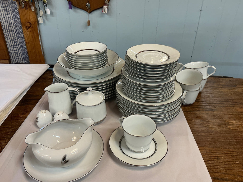Noritake “Galaxy” Pattern 6527 Dinnerware Set – Platinum Trim, Japan