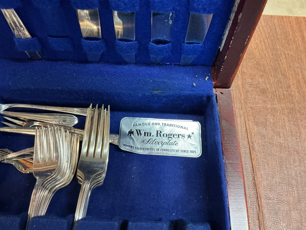 Wm. Rogers Silverplate Flatware Set – Vintage Traditional Pattern – Service for 8+ in Case