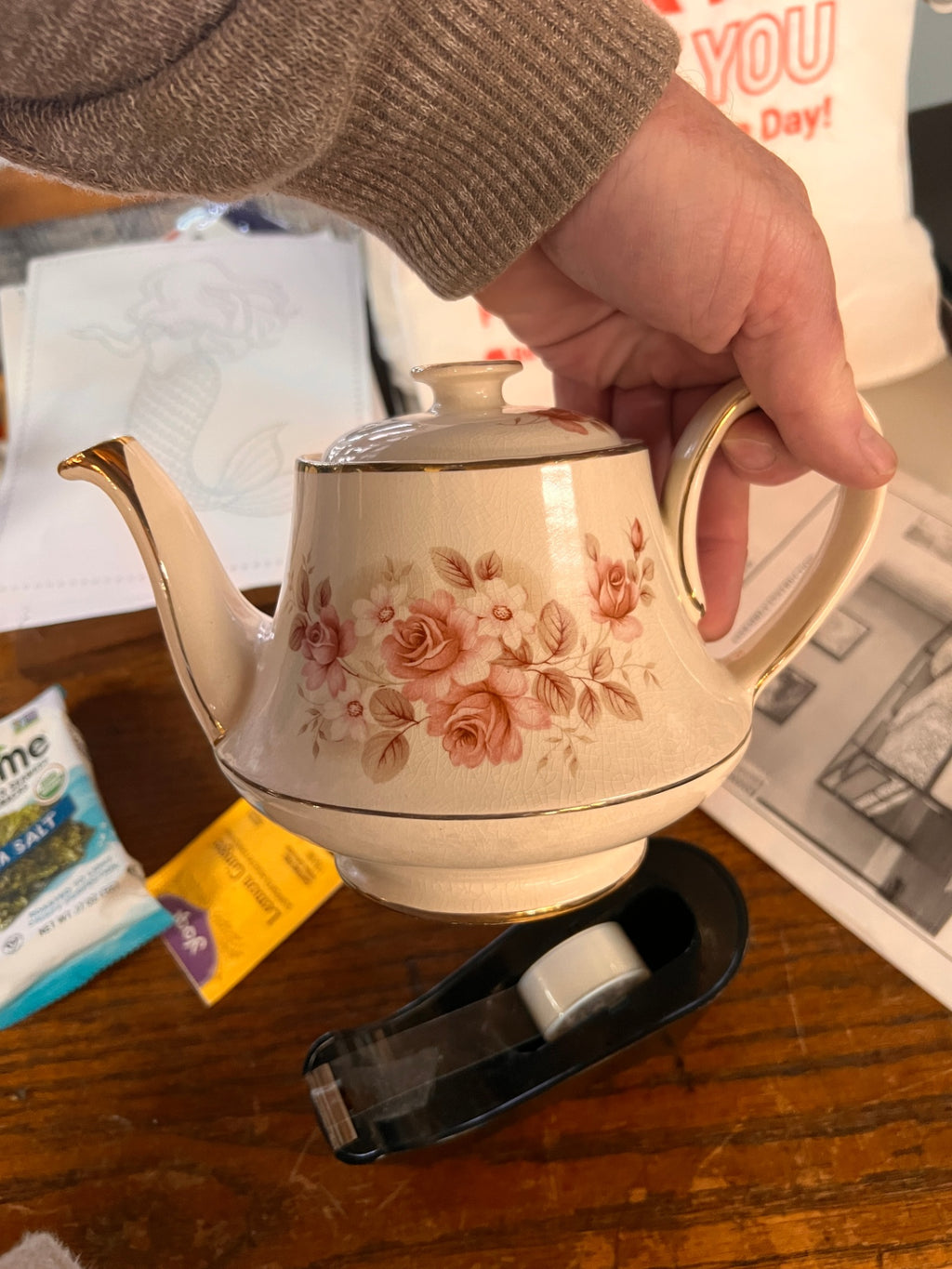 ARTHUR WOOD DONEGAL TEAPOT WITH PINK ROSES AND GOLD TRIM - MADE IN ENGLAND