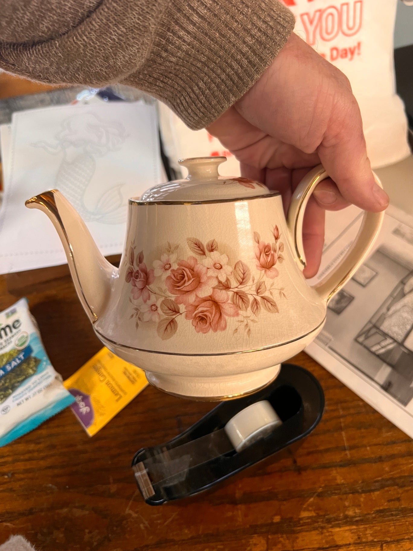 ARTHUR WOOD DONEGAL TEAPOT WITH PINK ROSES AND GOLD TRIM - MADE IN ENGLAND
