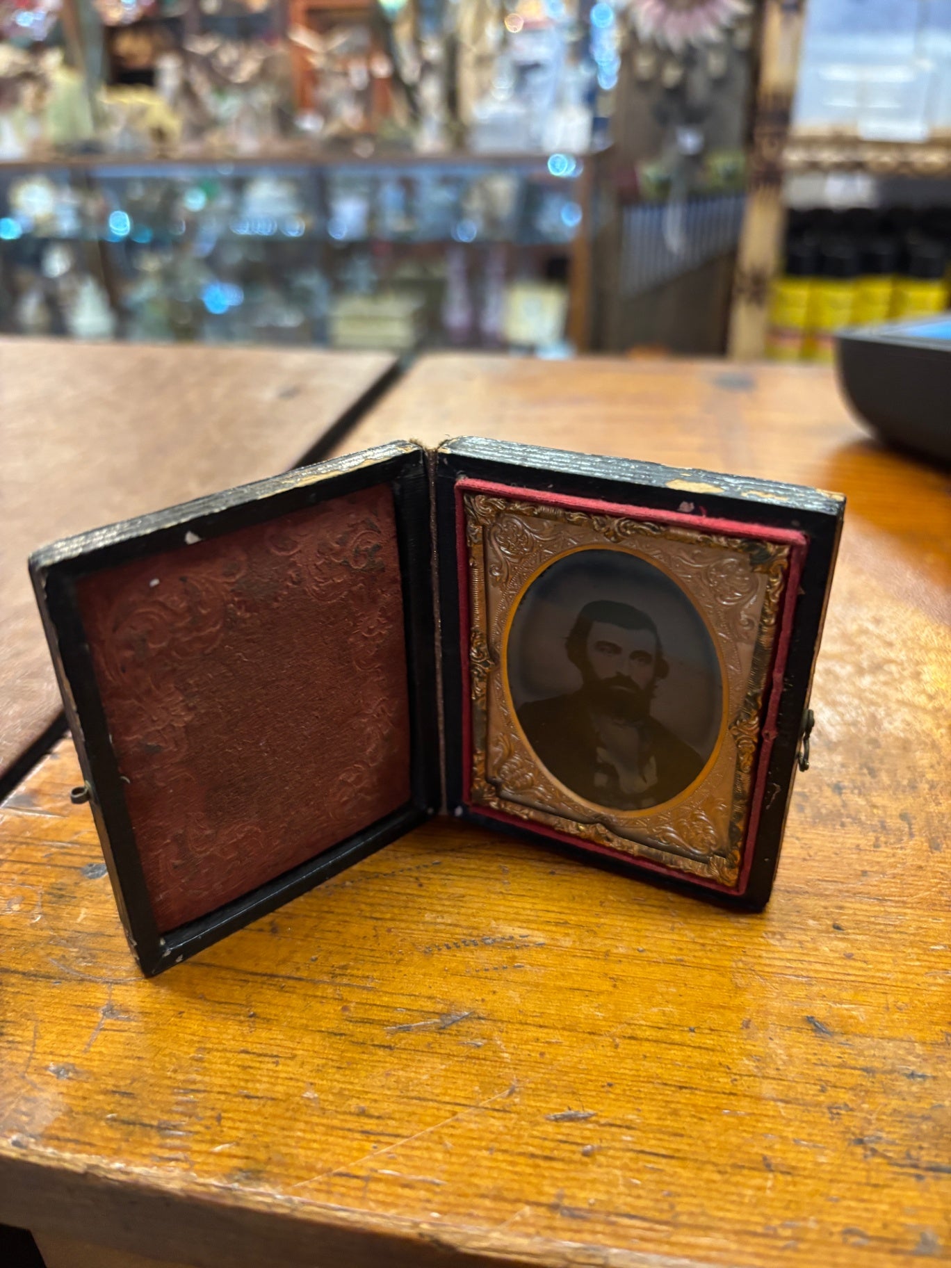 ANTIQUE CIVIL WAR ERA SMALL PHOTO CASE WITH TINTYPE PHOTO MAN