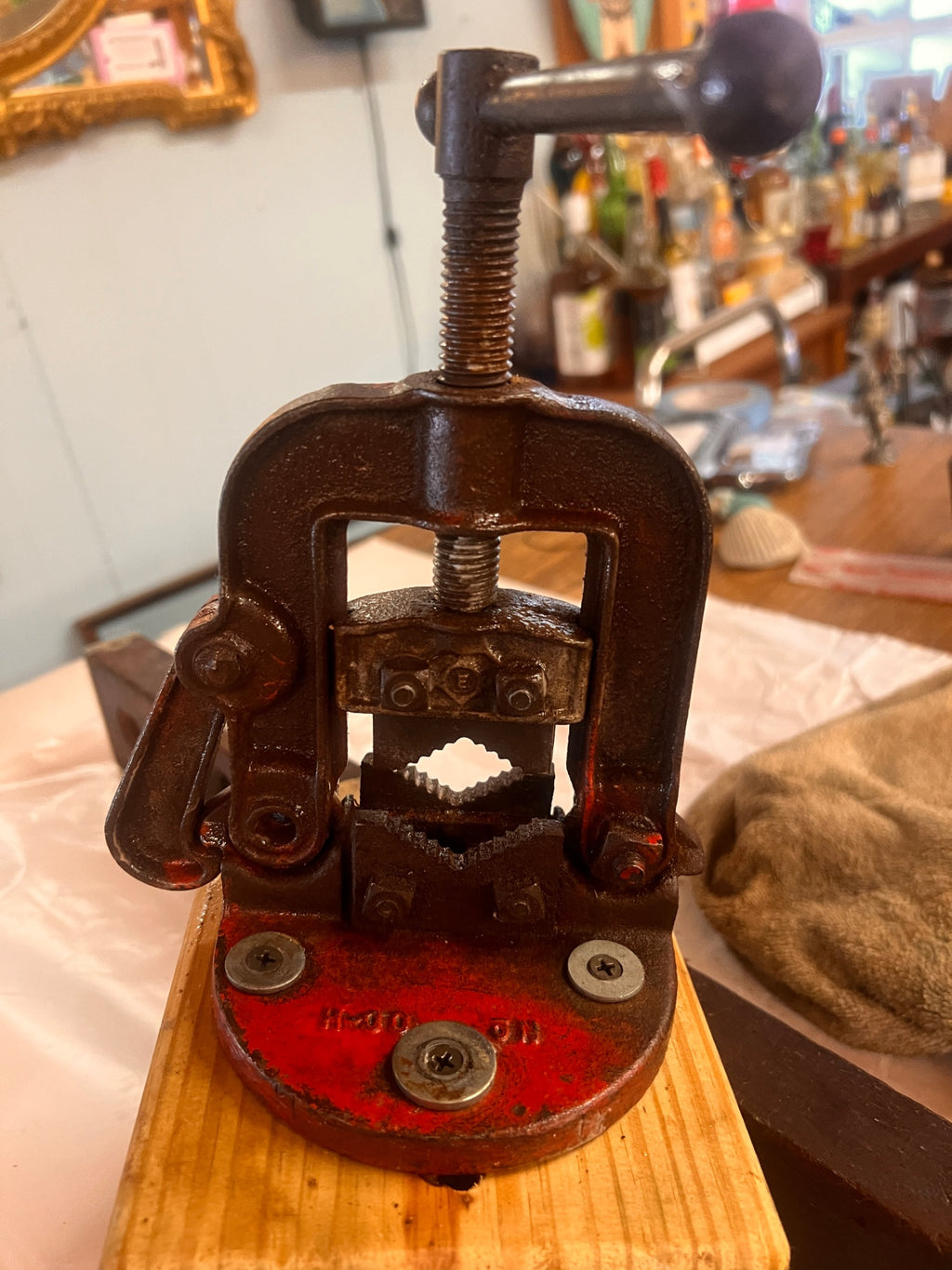 Vintage No. 00-H Cast Iron Pipe Vise – Antique Bench-Mounted Plumber’s Tool with Quick Release Cam