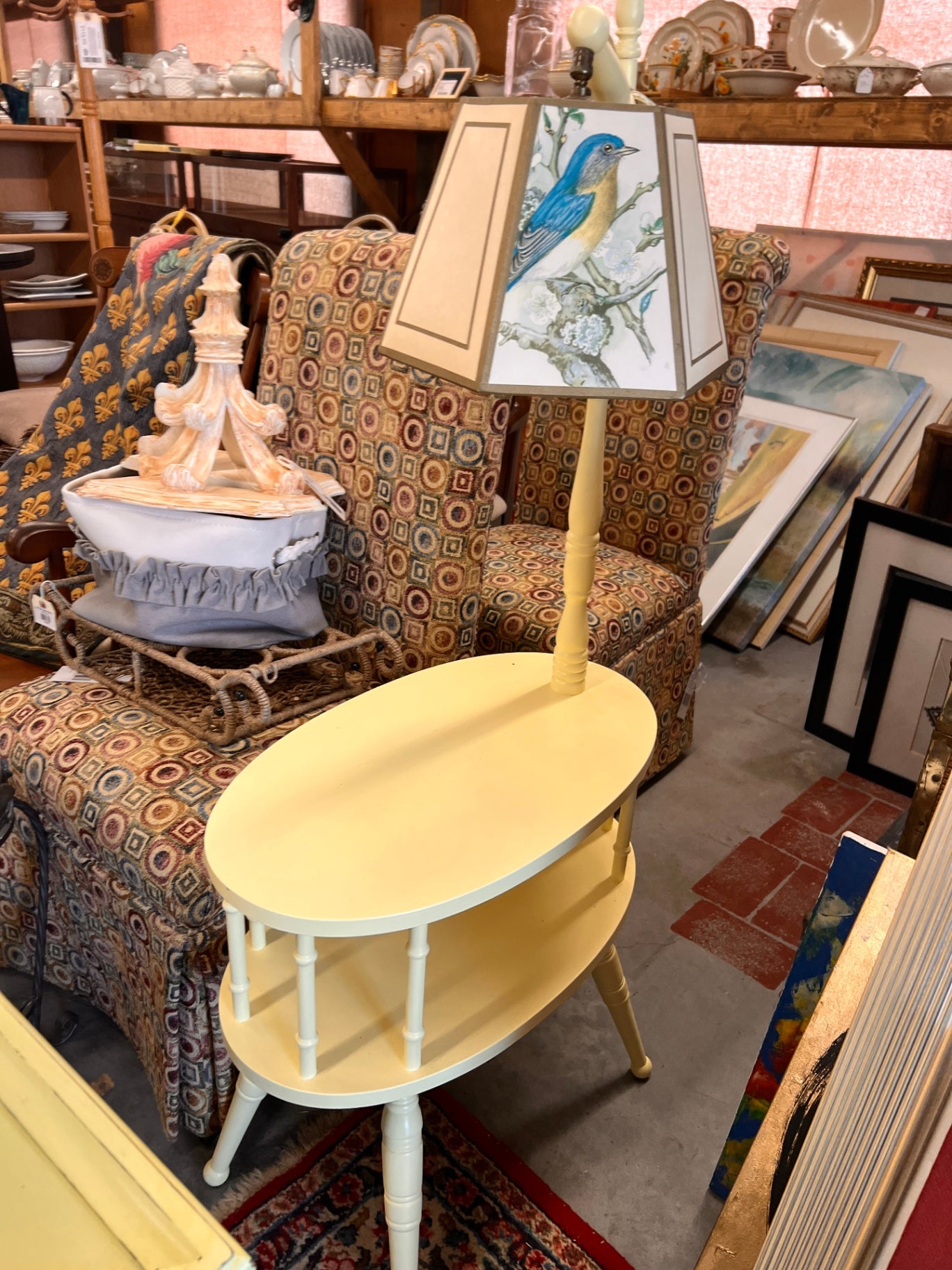 Vintage Oval Side Table. with Lamp