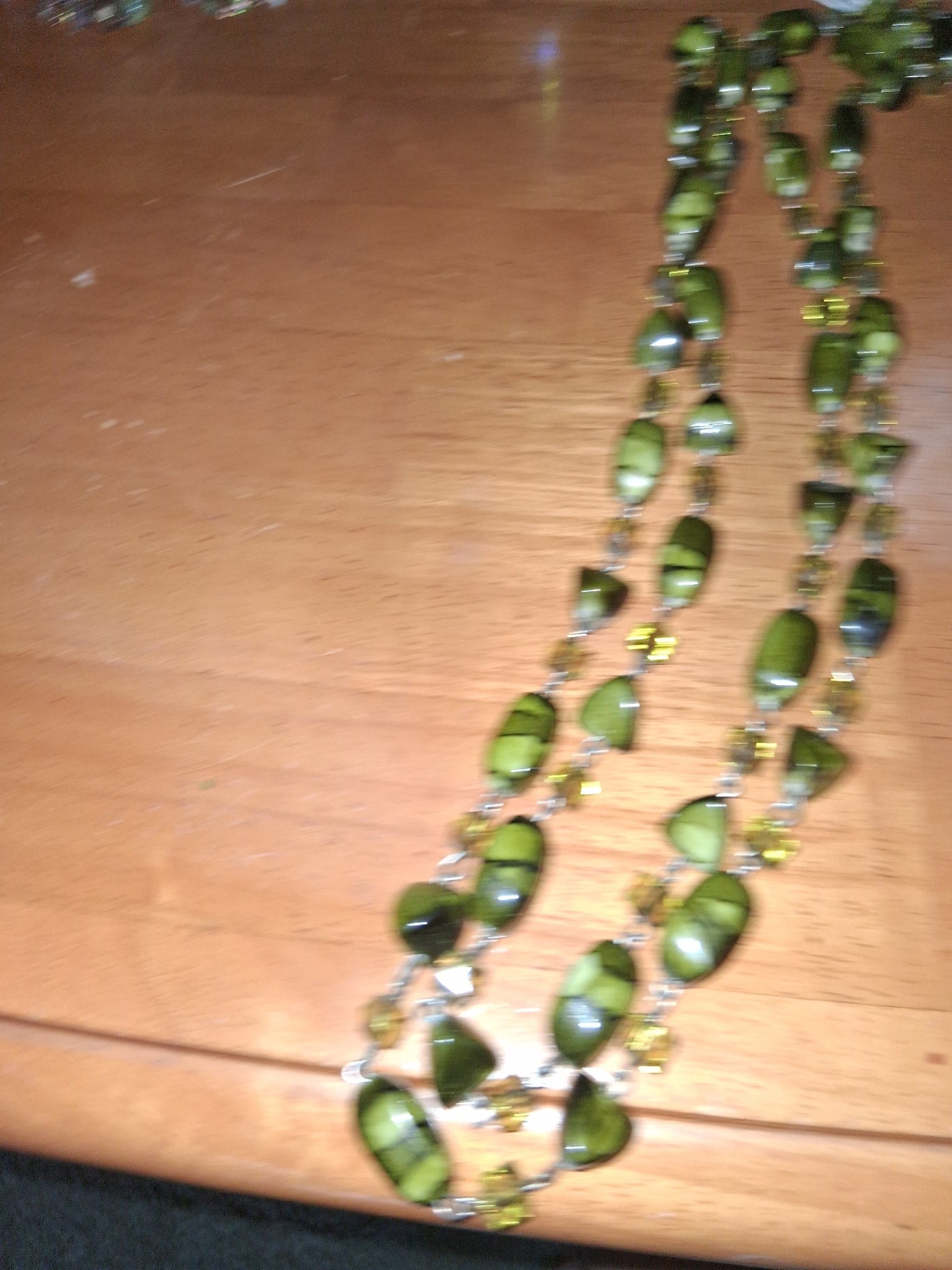 Necklace olive grn dsc