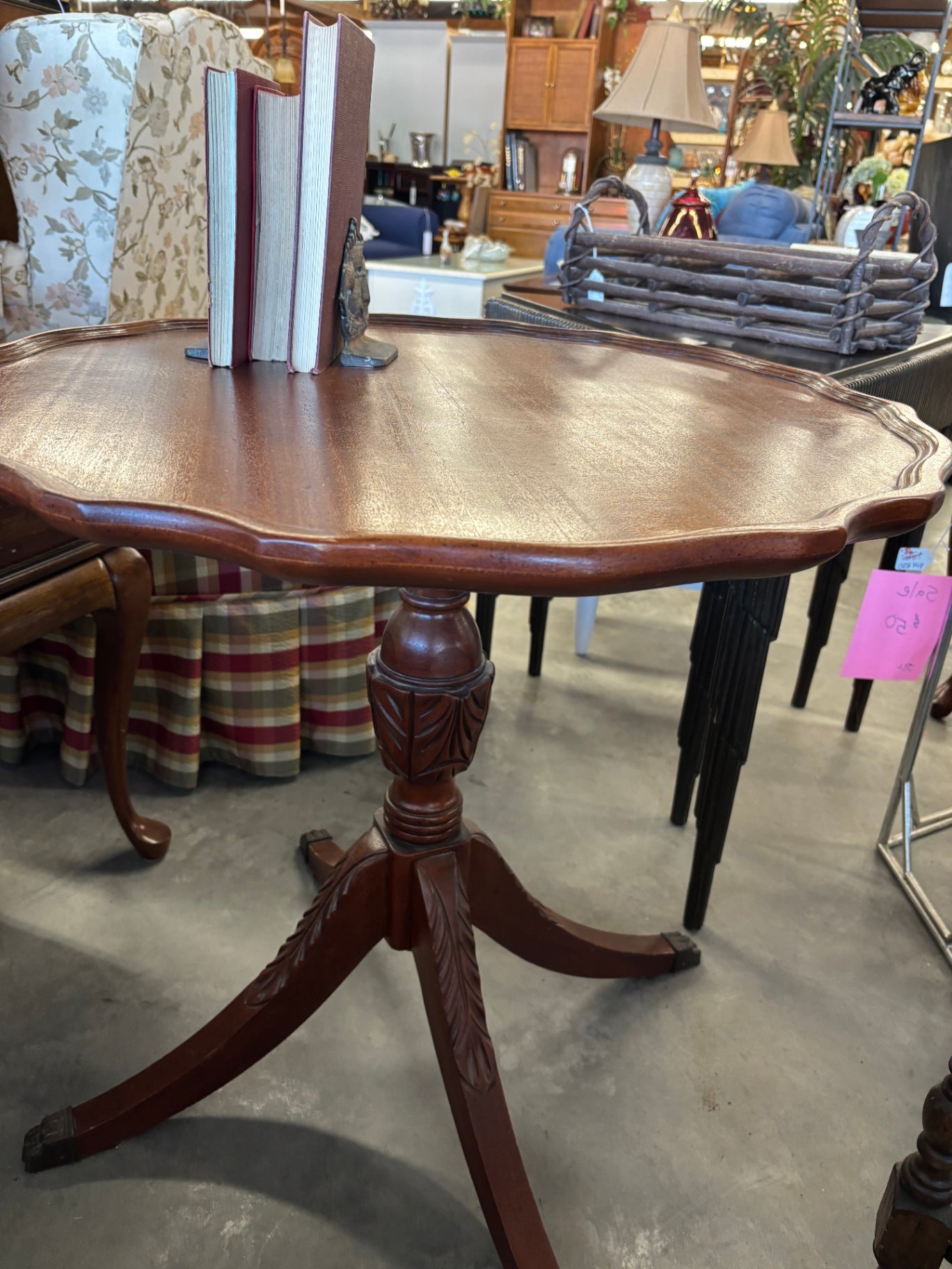 Vintage Chippendale style mahogany "pie crust" pedestal table