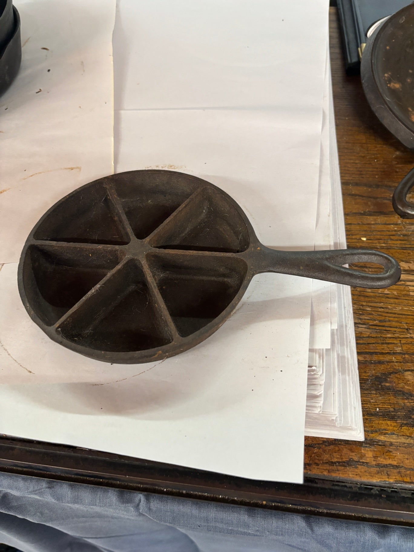  Cast Iron Cornbread Skillet