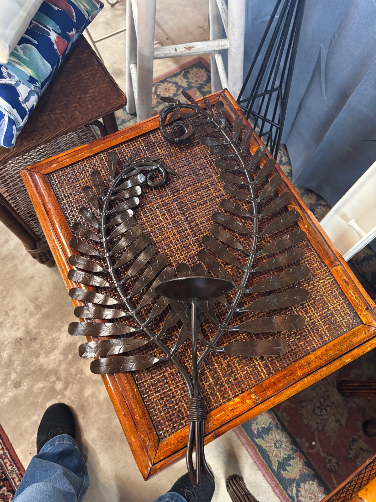 Rustic Brown Wrought Iron Leaf-Shaped Wall Sconce