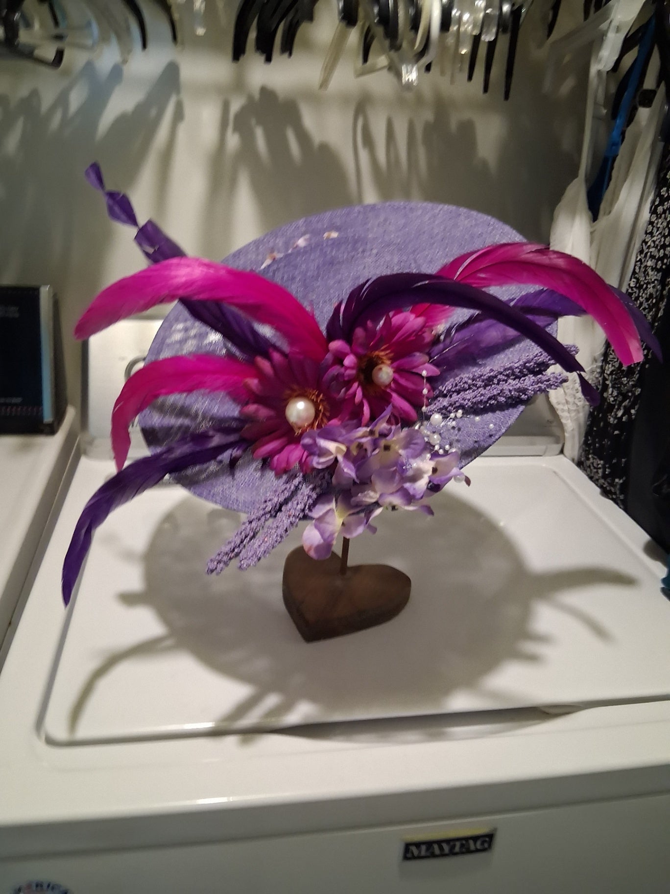 Hat purple/feathers dsc