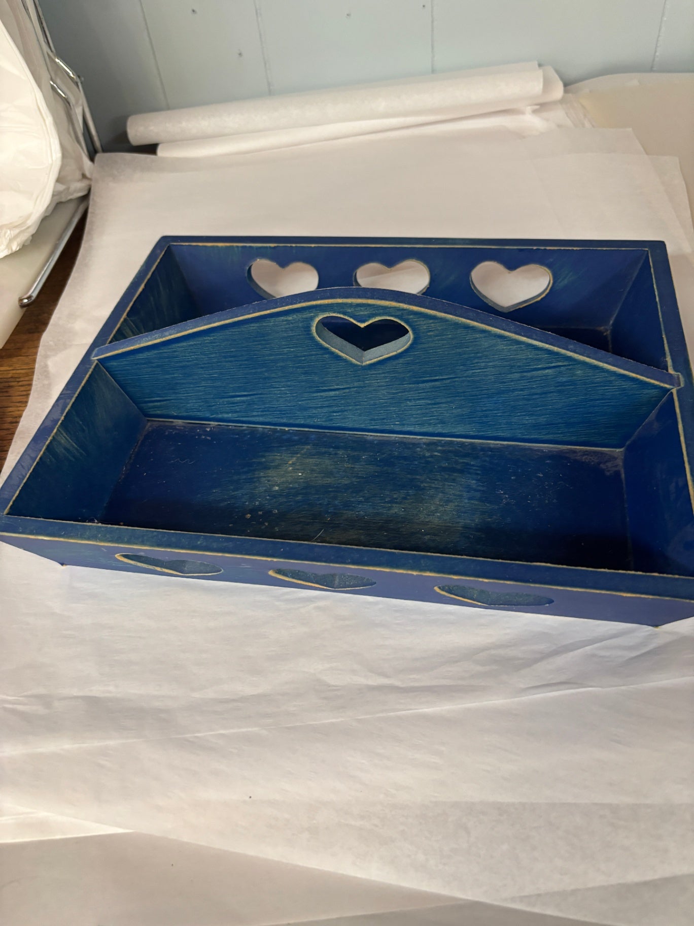  Vintage Wooden Tote Caddy Features Distinctive Heart-Shaped Cutouts