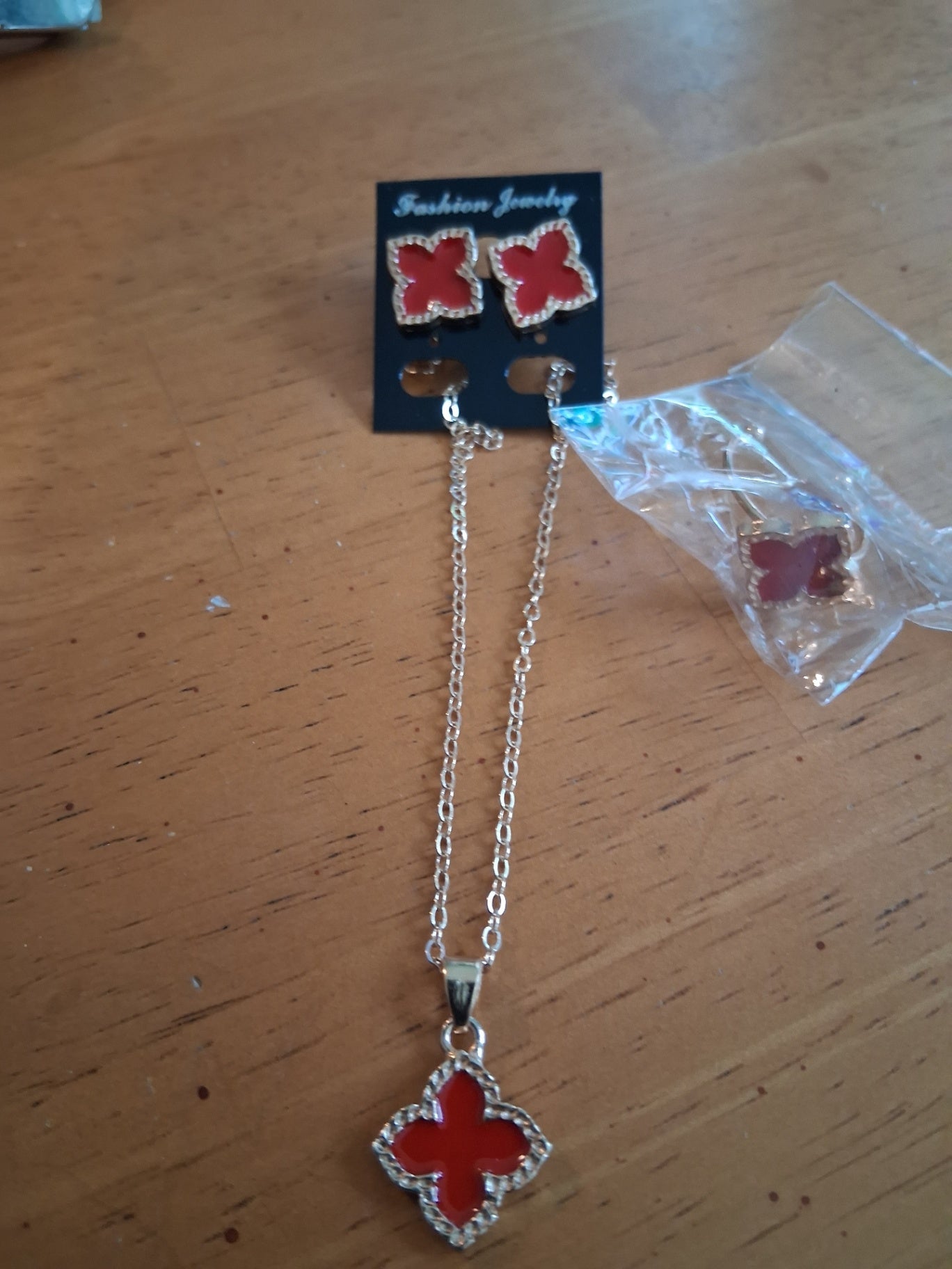 Red clover necklace n earrings dsc 