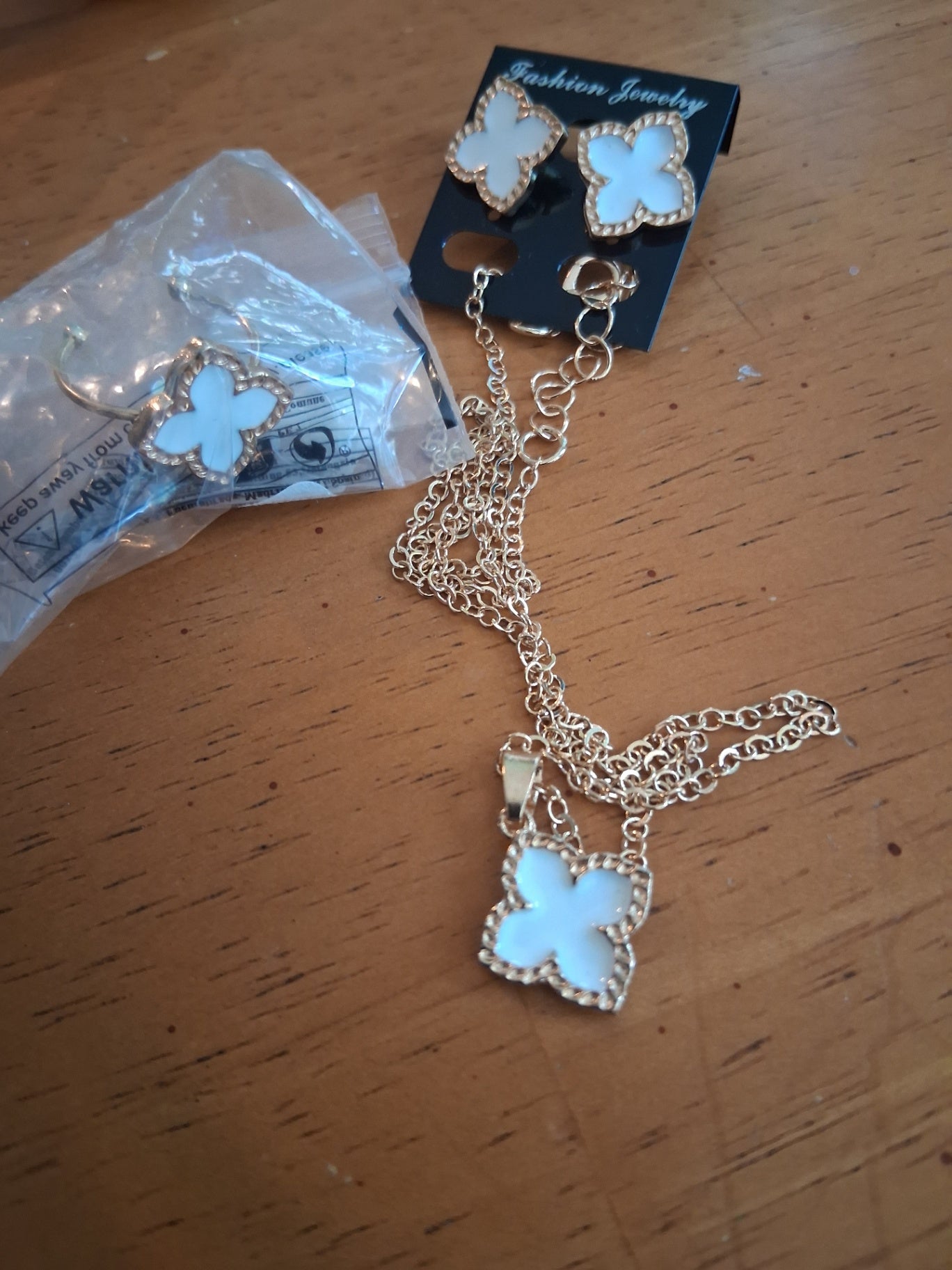 Wht clover necklace n earrings dsc 