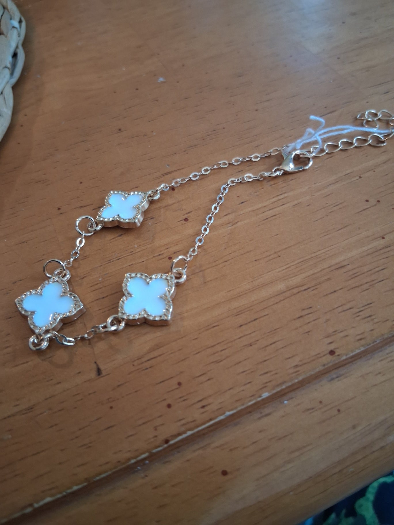 Wht clover bracelet dsc 