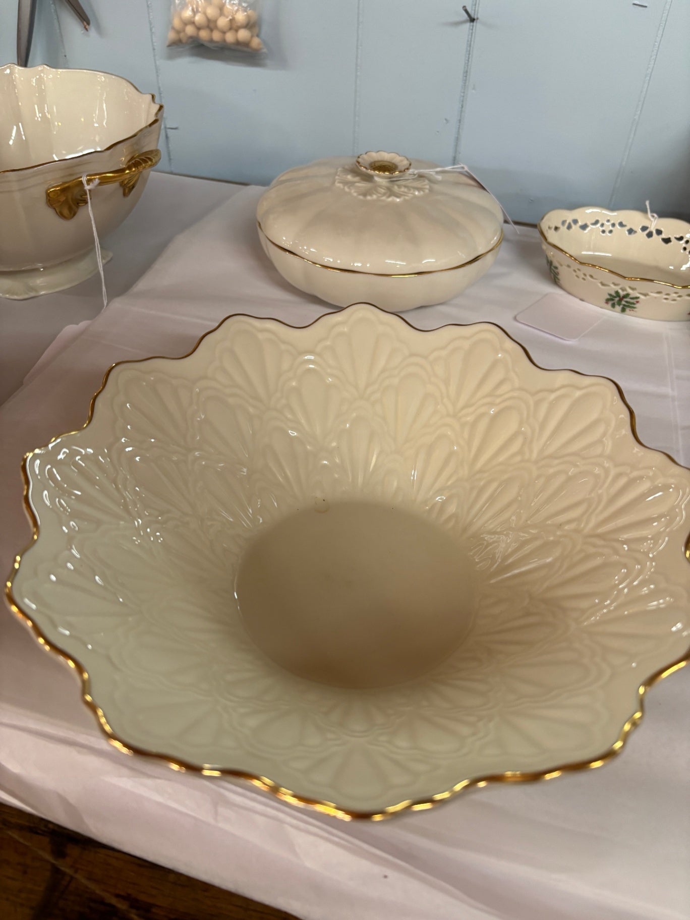LENOX JACQUARD GOLD LARGE ROUND FLUTED BOWL 