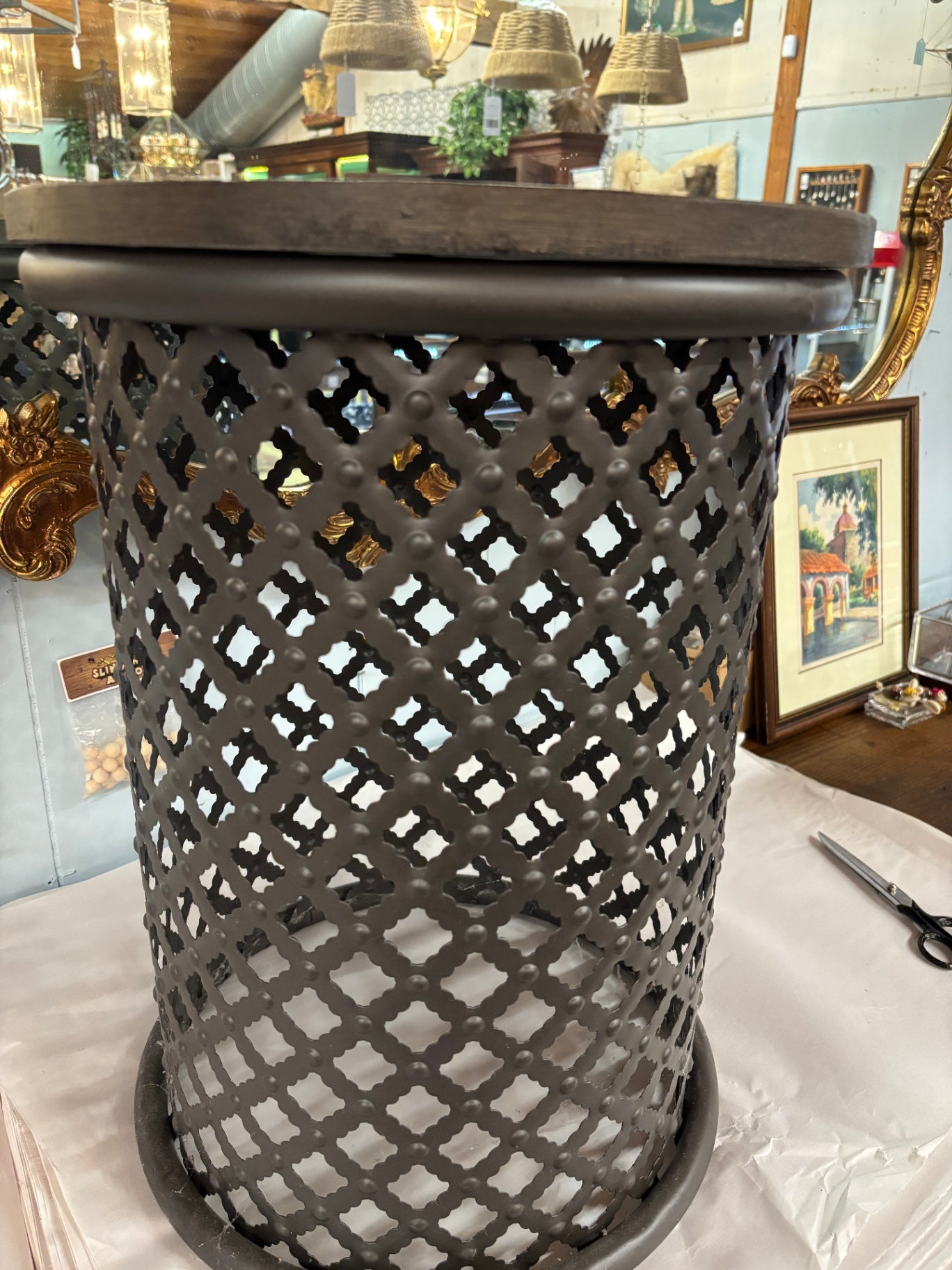 Round Lattice Table