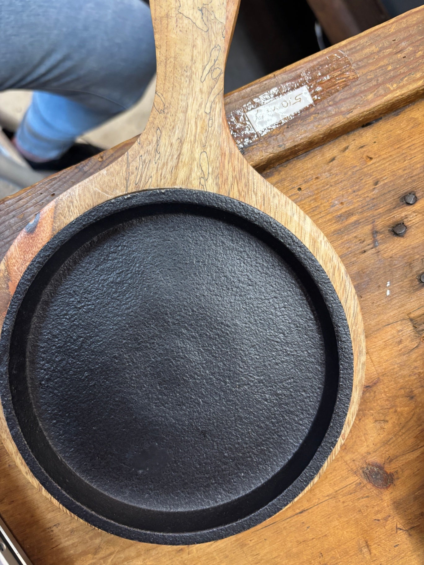 Cast Iron Sizzling Fajita Platter with Wooden Serving Board – Round Steak Plate