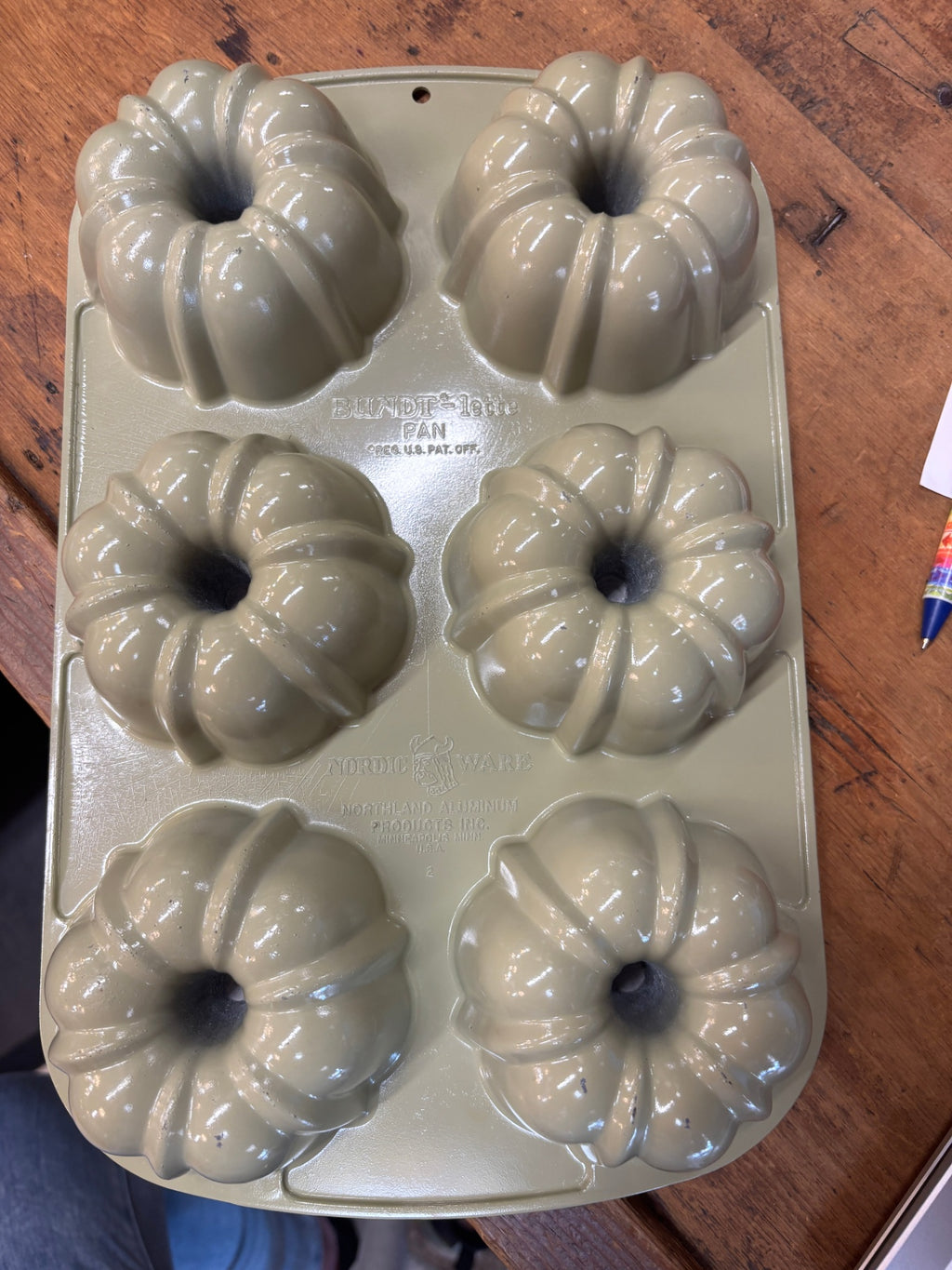 Vintage Nordic Ware Bundt-lette Pan – 6 Mini Bundt Cakes – Avocado Green