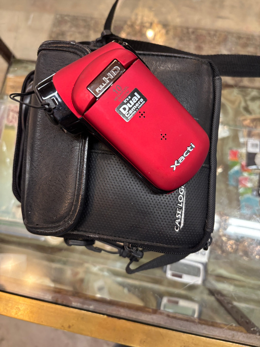 Sanyo Xacti VPC-CG10 10MP HD Dual Camera Camcorder Red with Case