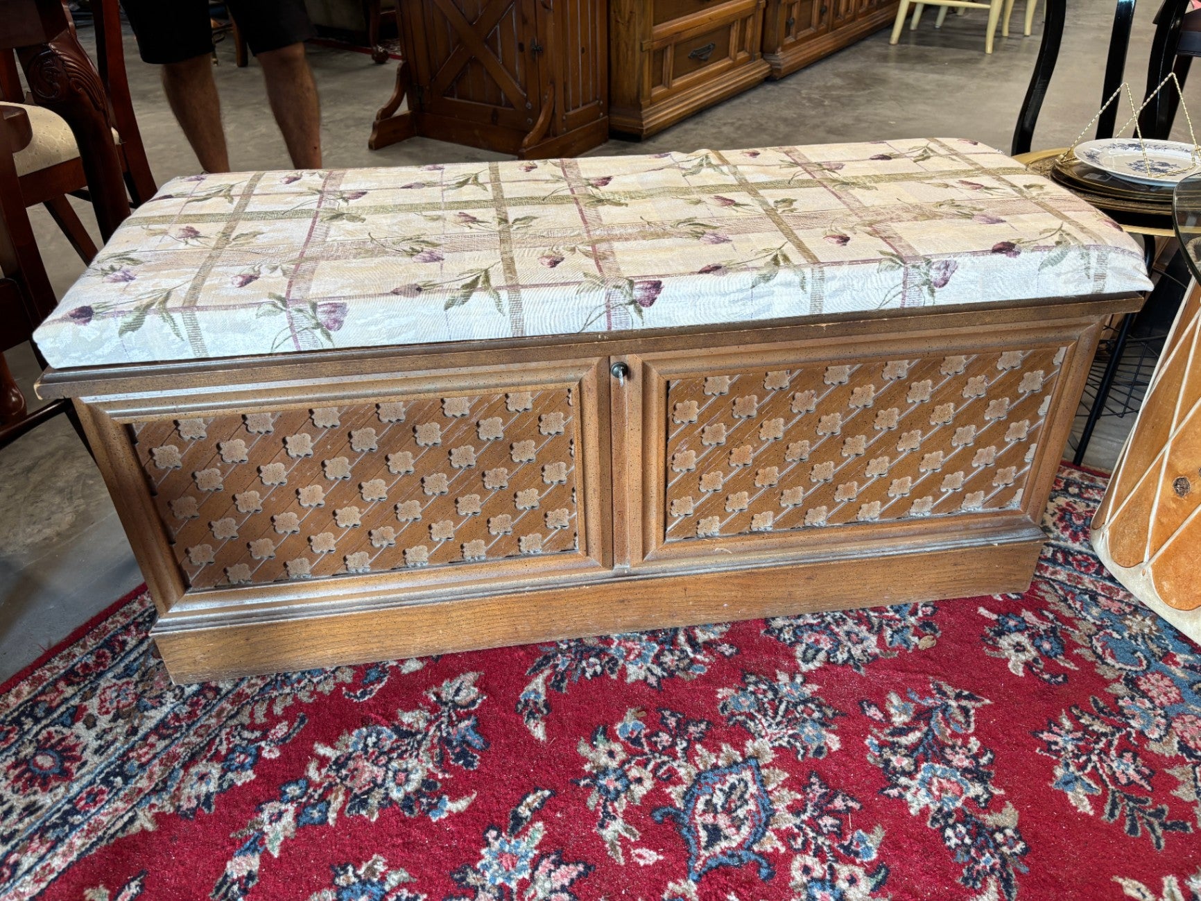 Vintage Lane Cedar Hope Chest / Blanket Chest with Original Key & Warranty Label