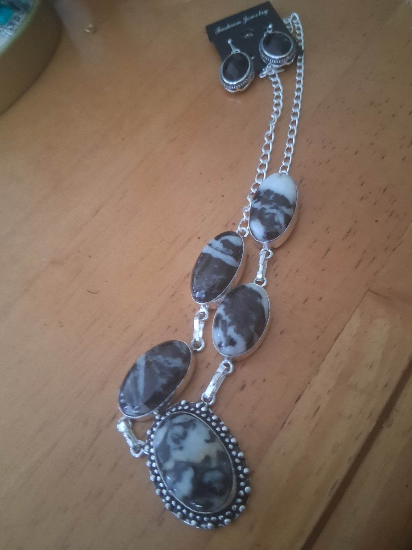 Necklace n earrings blk buffalo dsc