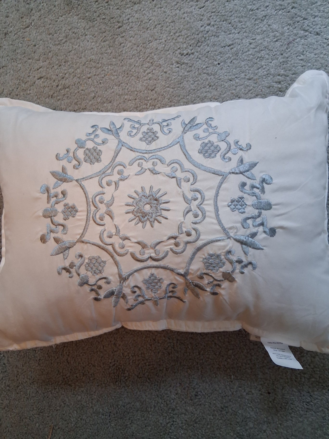 Pillow wht/teal medallion dsc