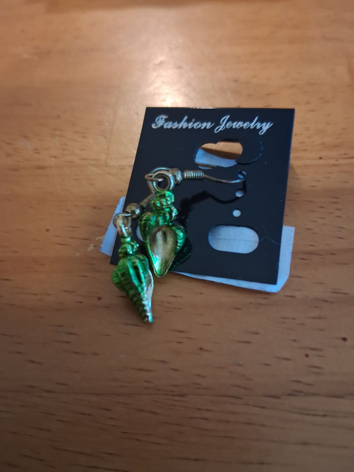 Earrings grn conkshell dsc