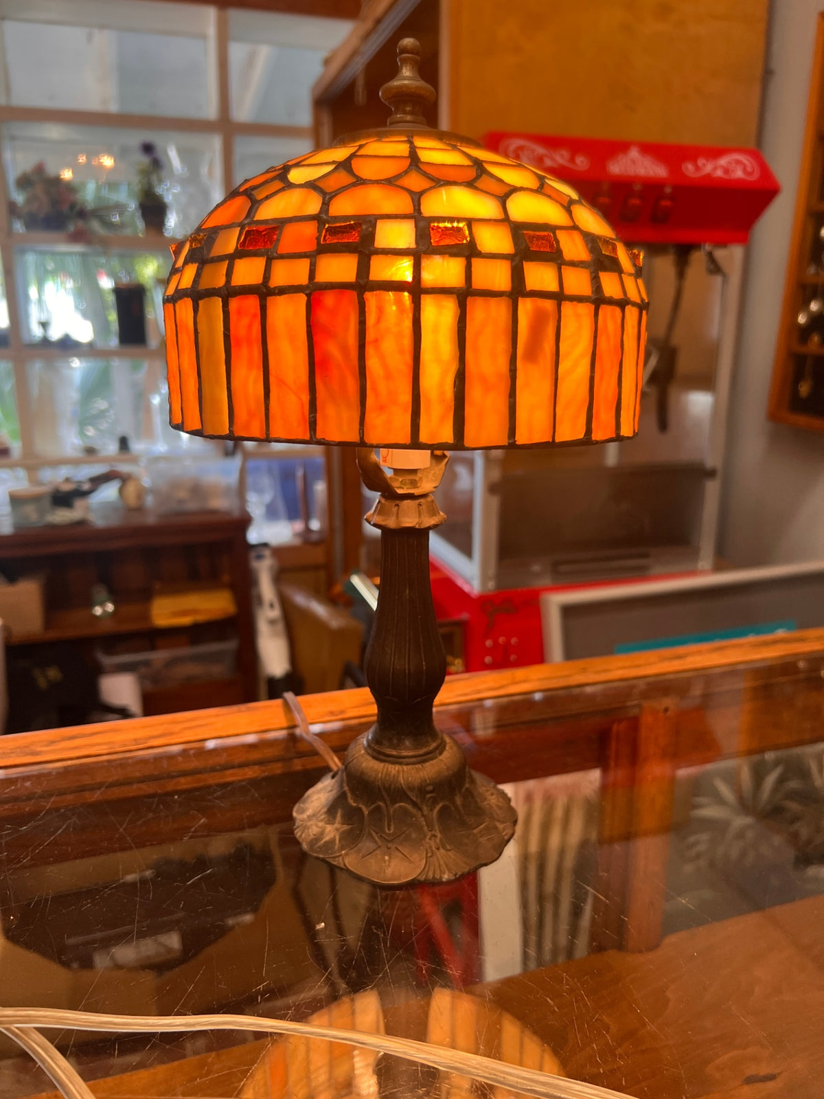 Tiffany-Style Stained Glass Table Lamp – Amber Geometric Shade