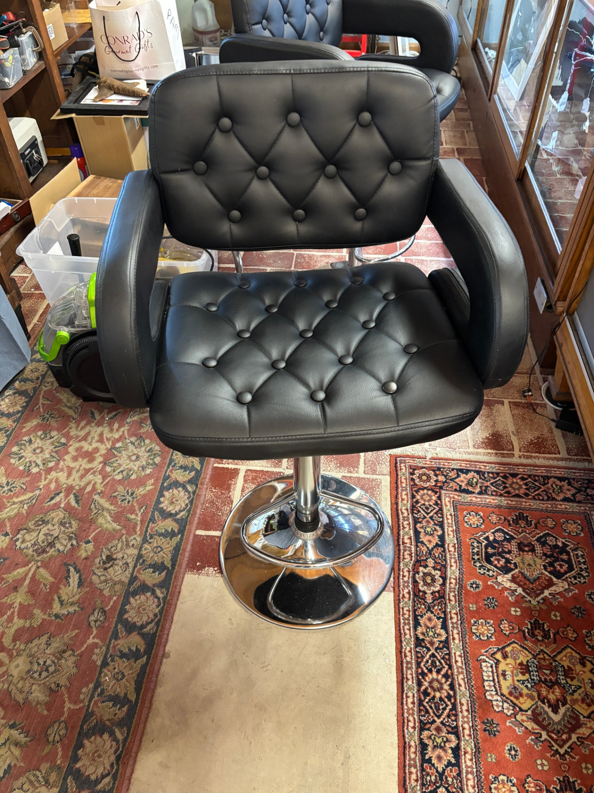 Modern Black Tufted Salon / Barber Styling Chair with Chrome Hydraulic Pedesta