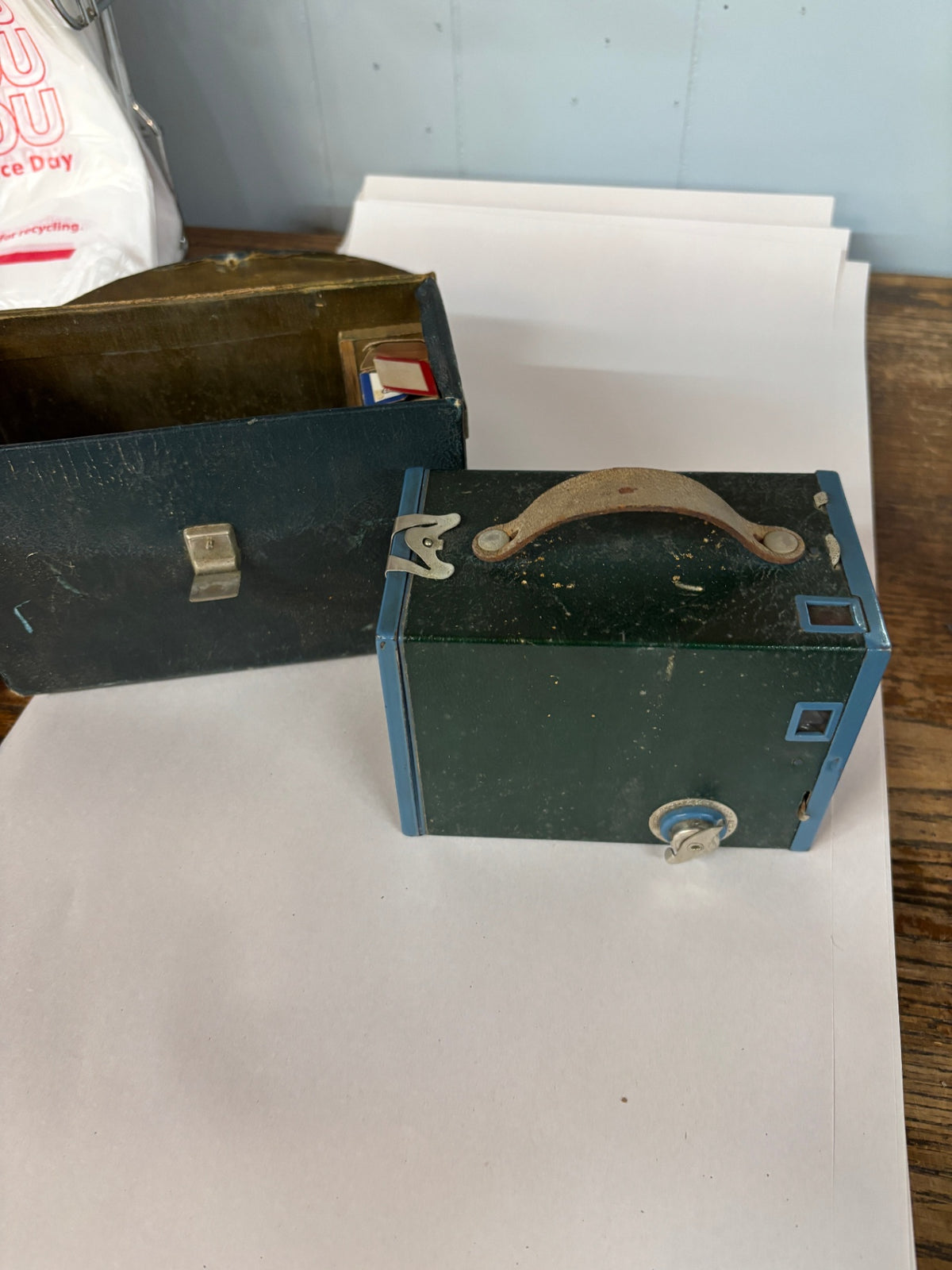 Vintage Green Metal Box Camera with Leather Carry Handle – Early/Mid-20th Century
