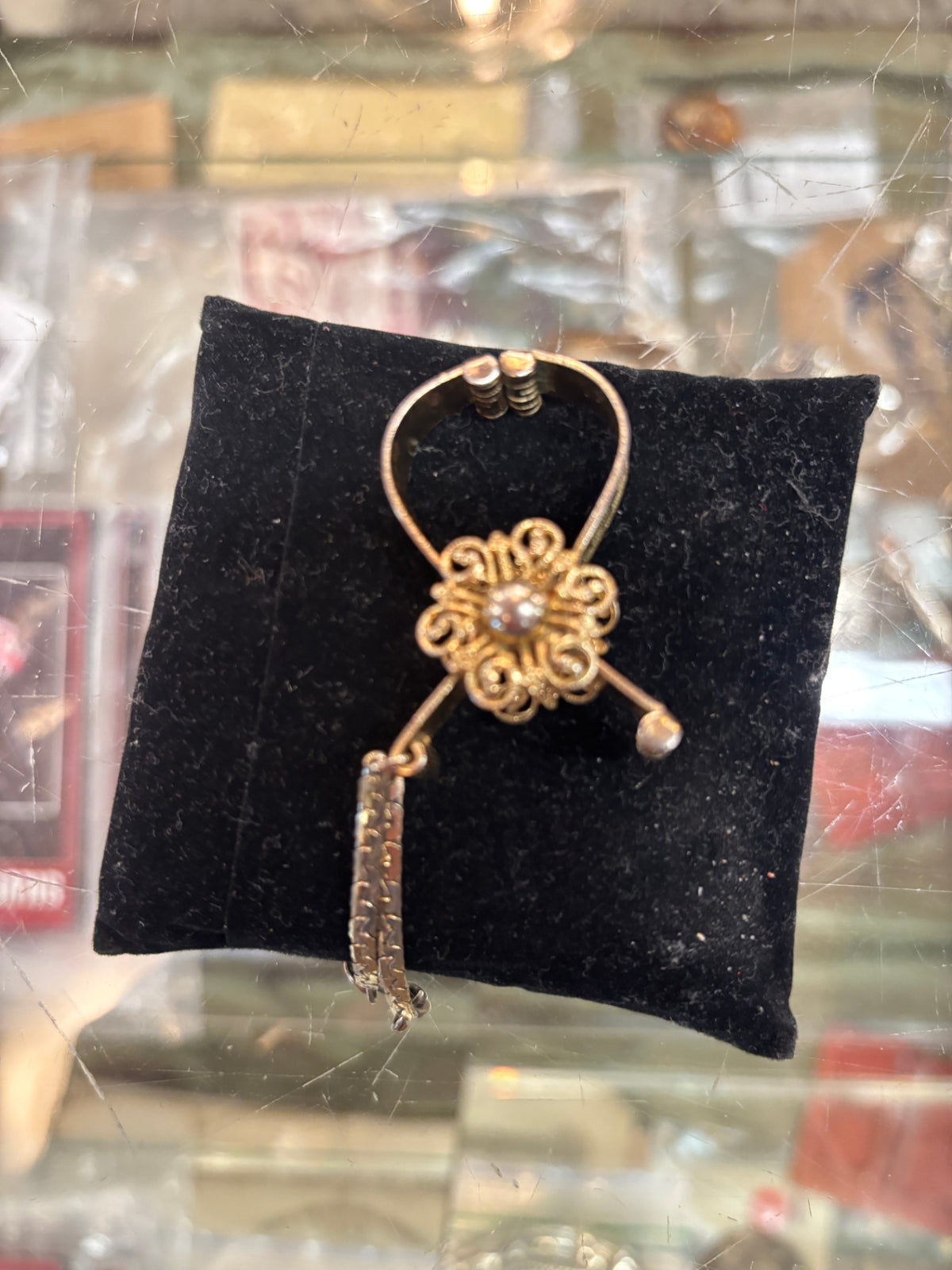 Vintage mid-century gold-tone glove clip or glove holder ring